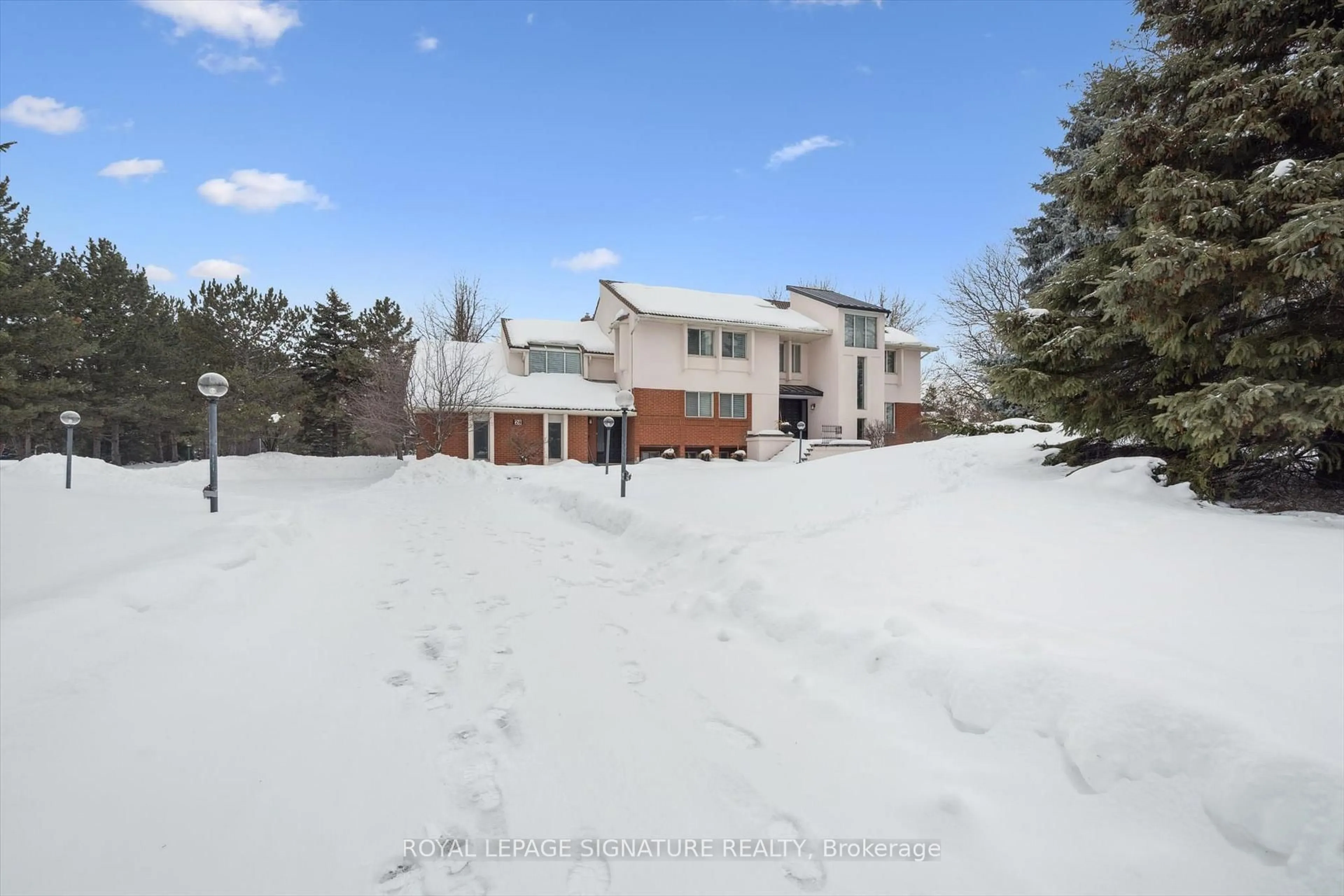 A pic from outside/outdoor area/front of a property/back of a property/a pic from drone, unknown for 28 Manswood Cres, Brampton Ontario L6T 0A4