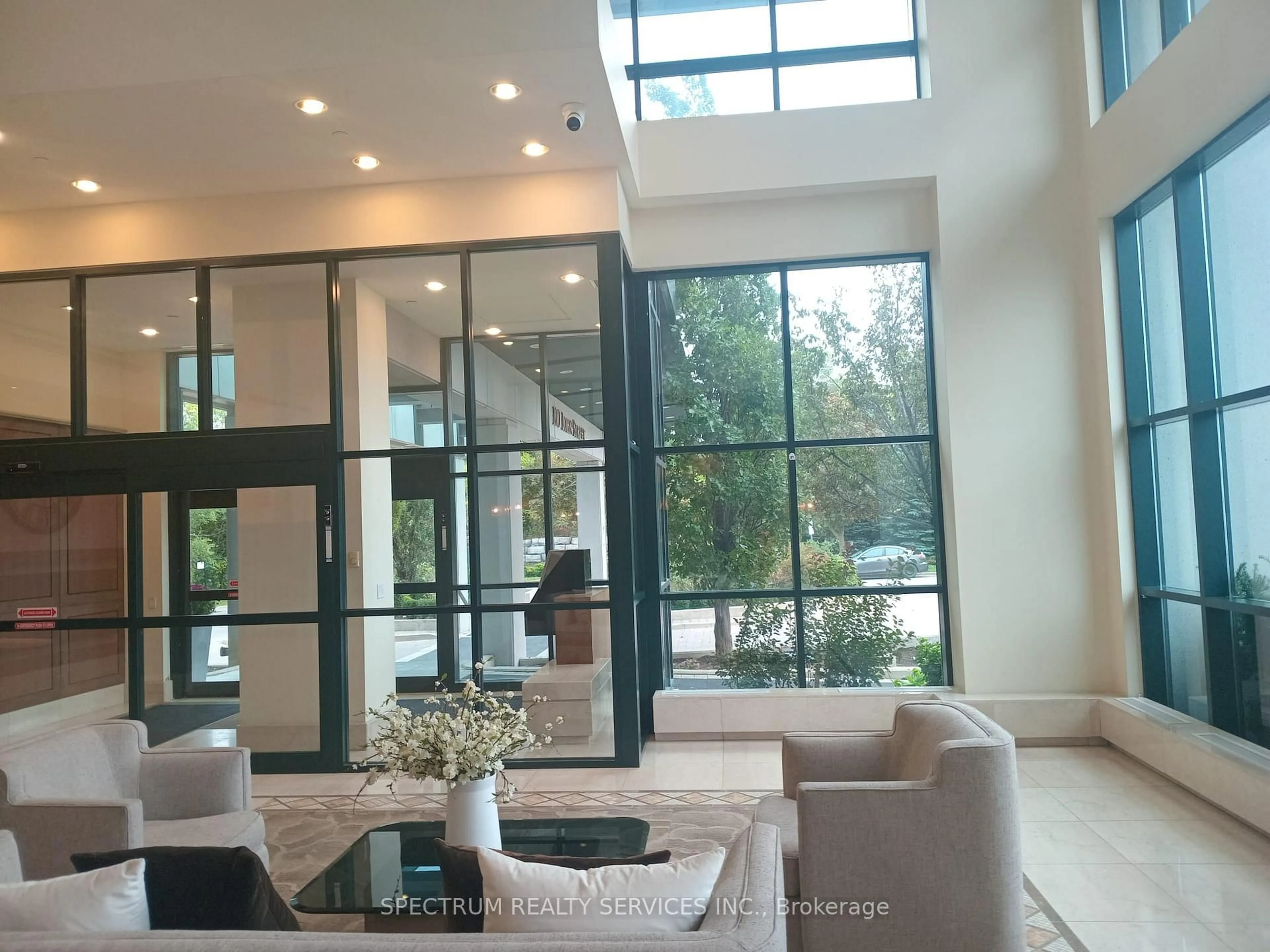 Indoor foyer for 100 John St #608, Brampton Ontario L6W 0A8