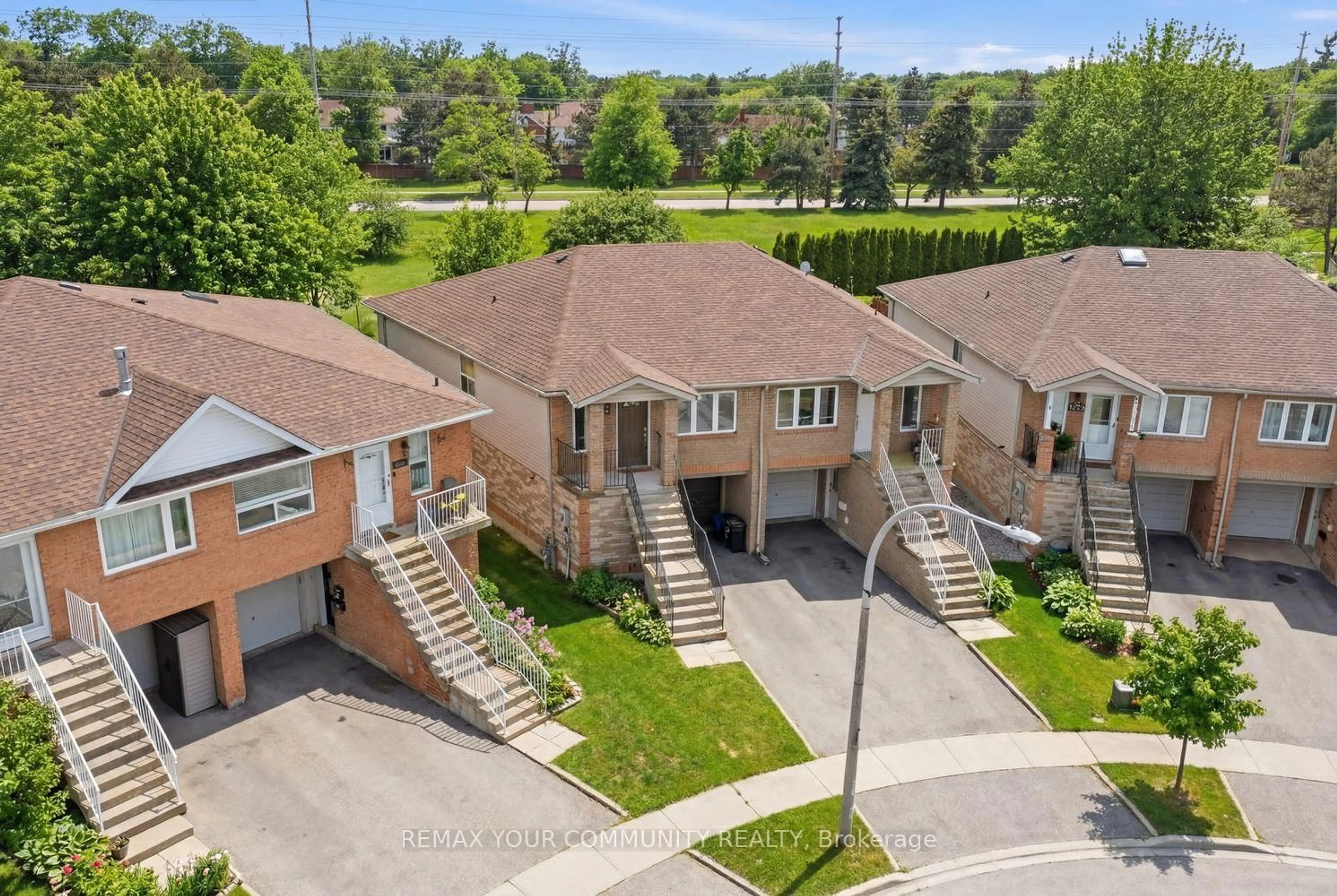 A pic from outside/outdoor area/front of a property/back of a property/a pic from drone, street for 1500 Paddington Crt, Burlington Ontario L7M 1W7