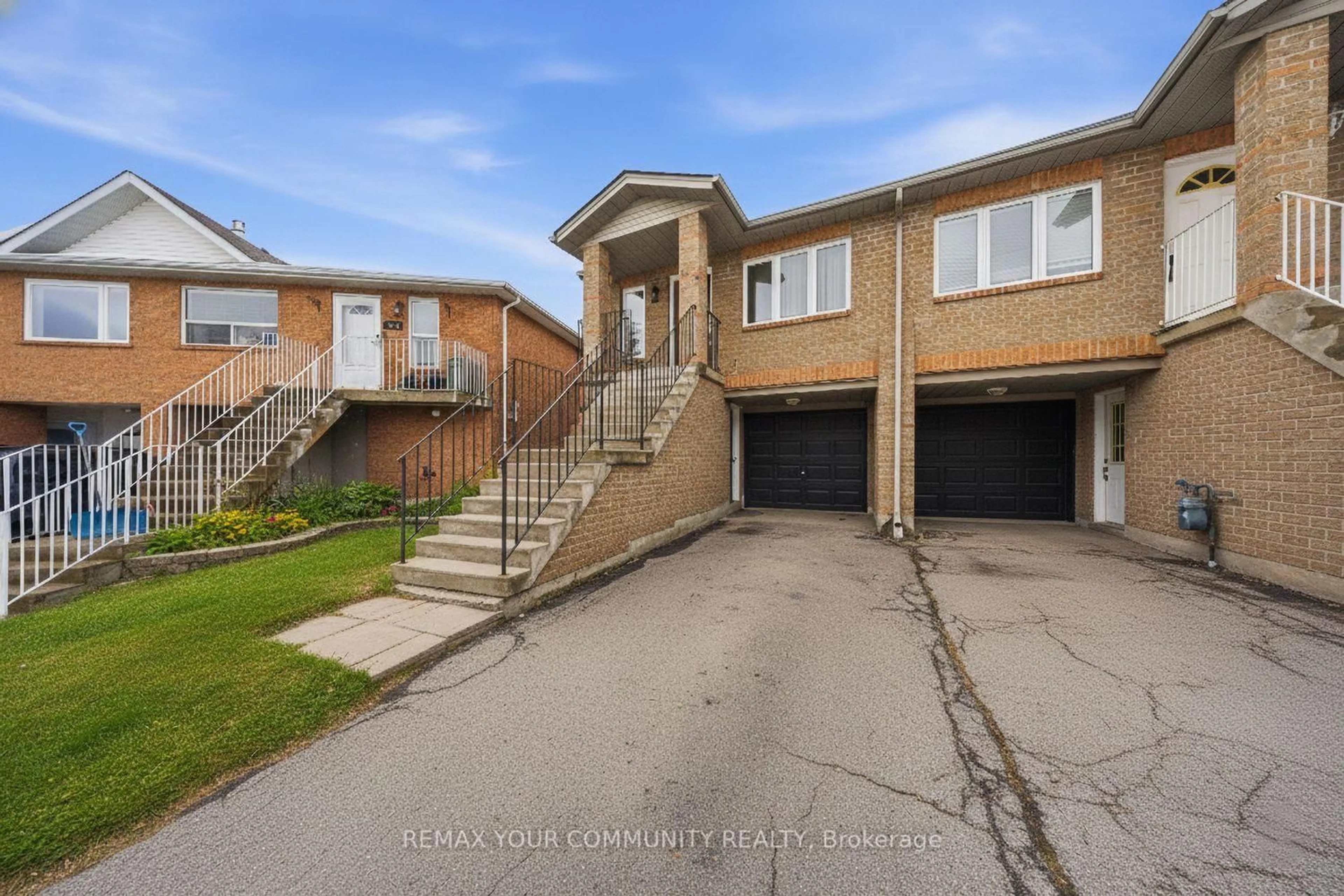 A pic from outside/outdoor area/front of a property/back of a property/a pic from drone, street for 1500 Paddington Crt, Burlington Ontario L7M 1W7