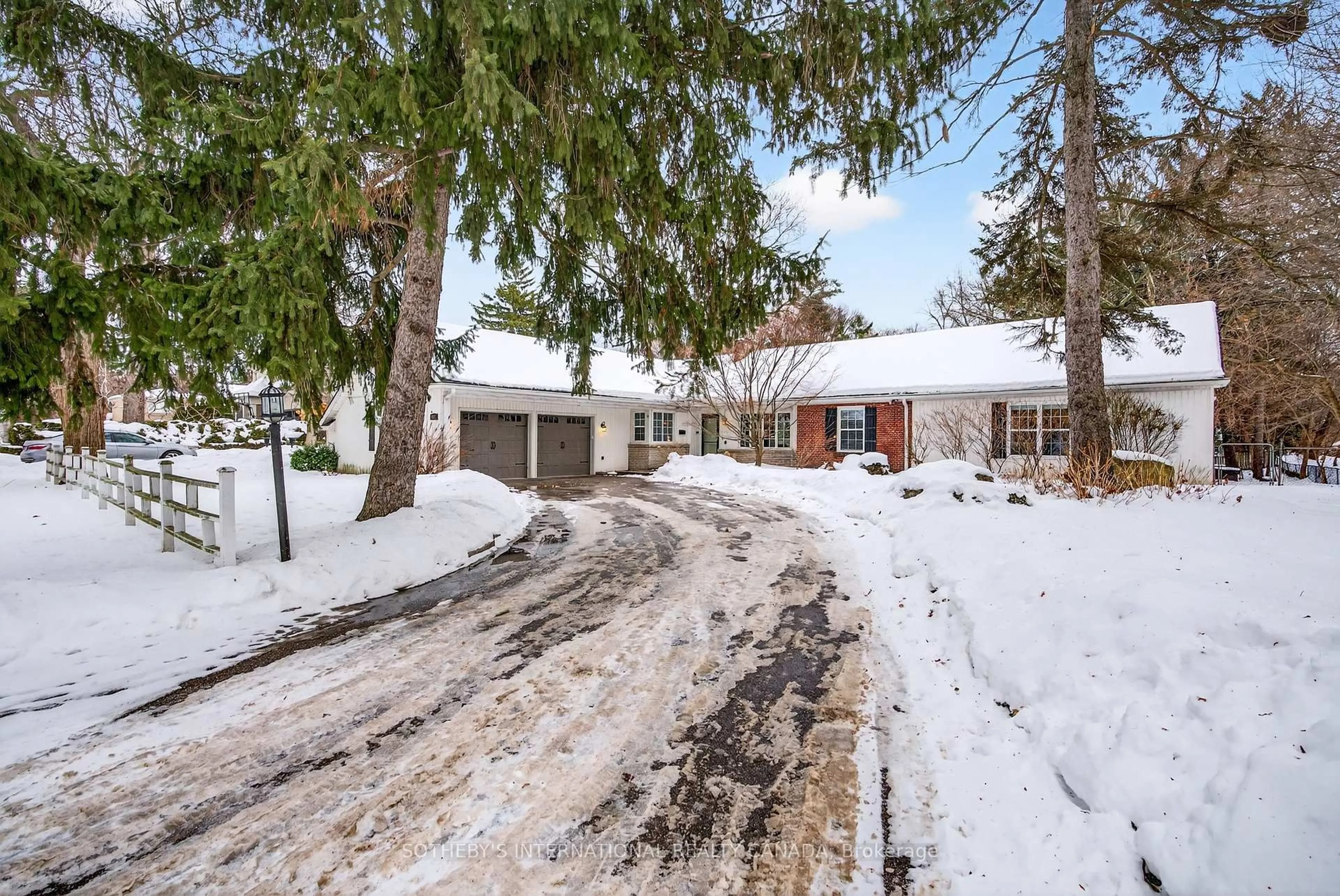 A pic from outside/outdoor area/front of a property/back of a property/a pic from drone, street for 582 Cedar Ave, Burlington Ontario L7T 2R2