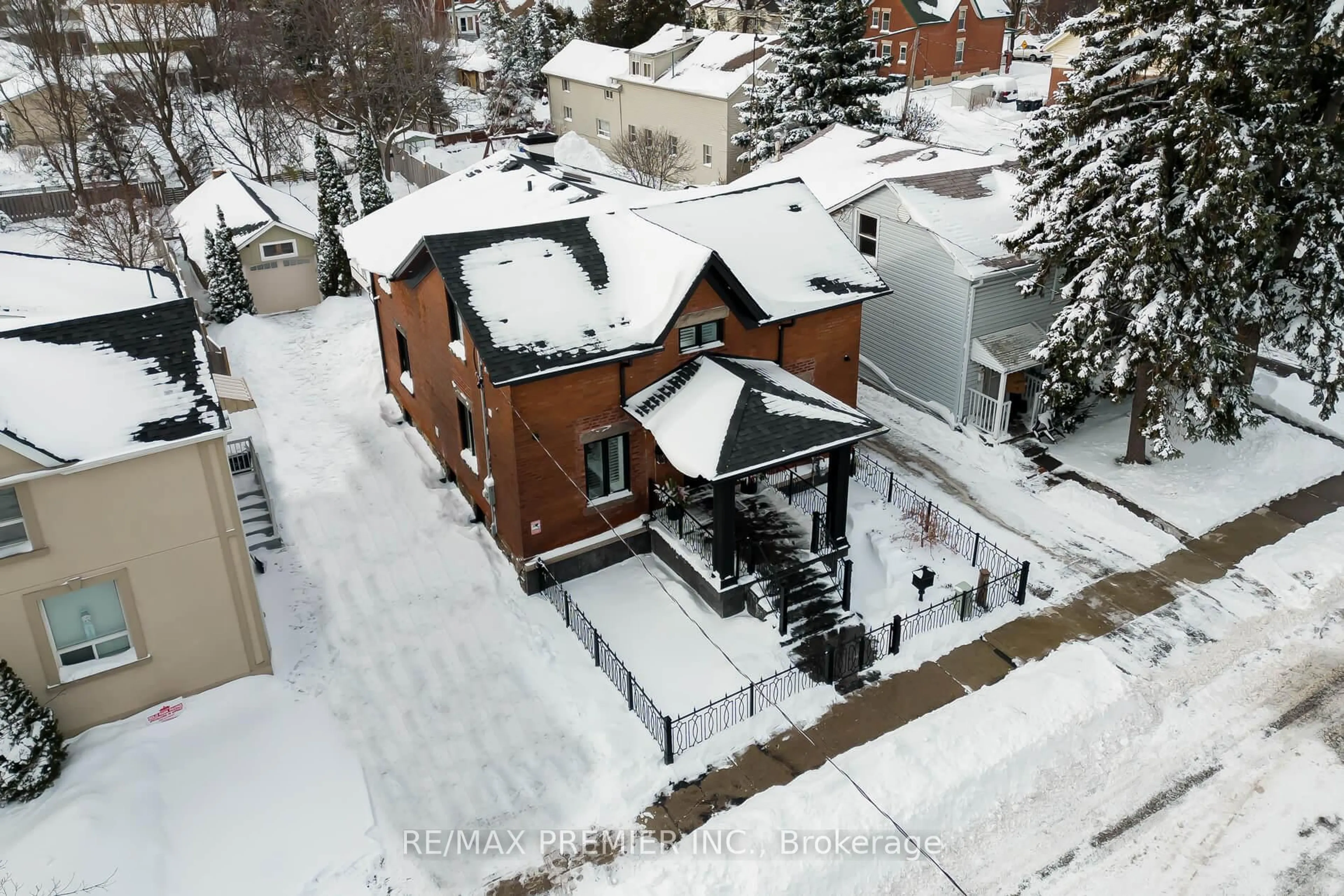 A pic from outside/outdoor area/front of a property/back of a property/a pic from drone, street for 21 Elizabeth St, Brampton Ontario L6X 1S1