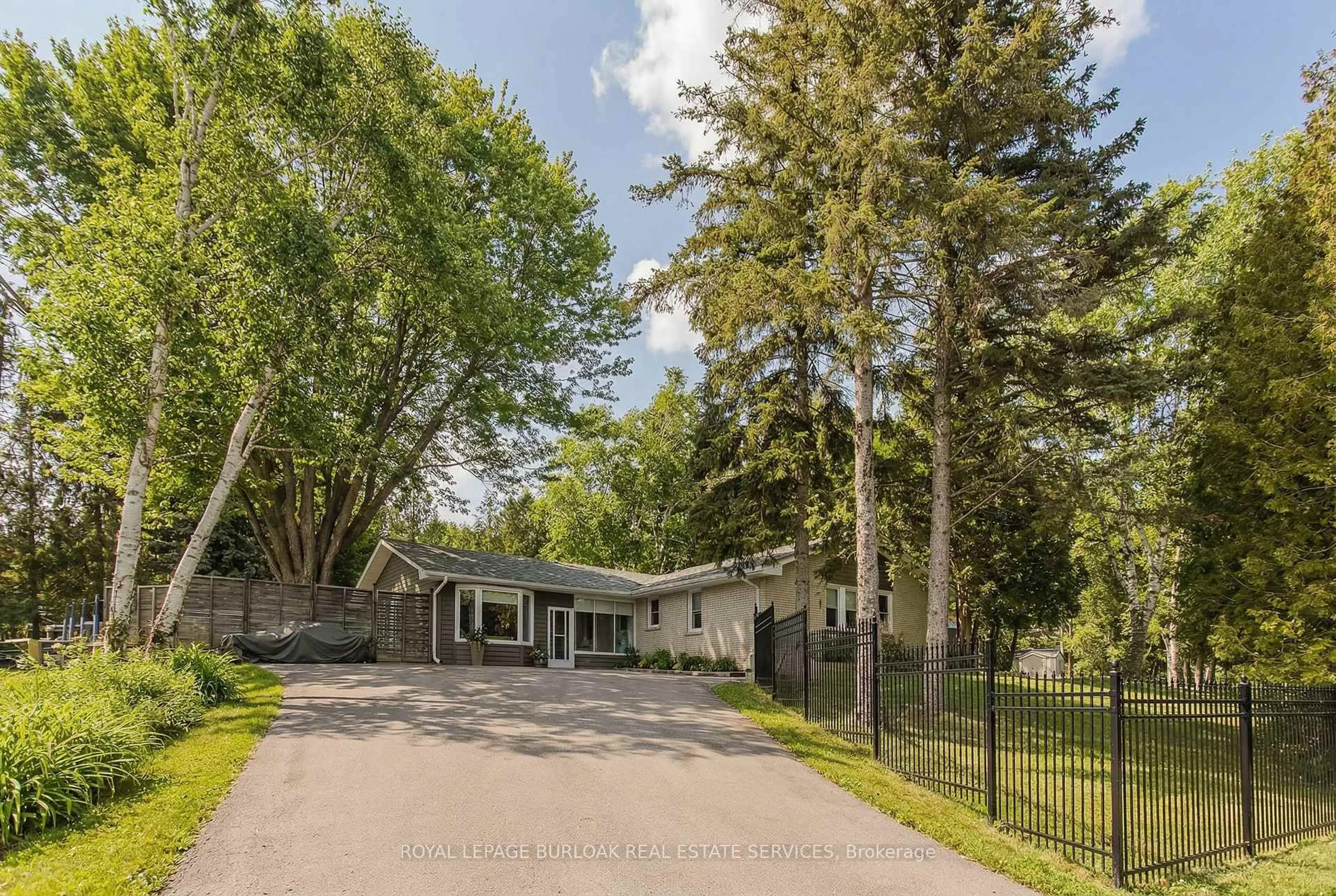 A pic from outside/outdoor area/front of a property/back of a property/a pic from drone, street for 15 Ireson Rd, Burlington Ontario L7P 0T2