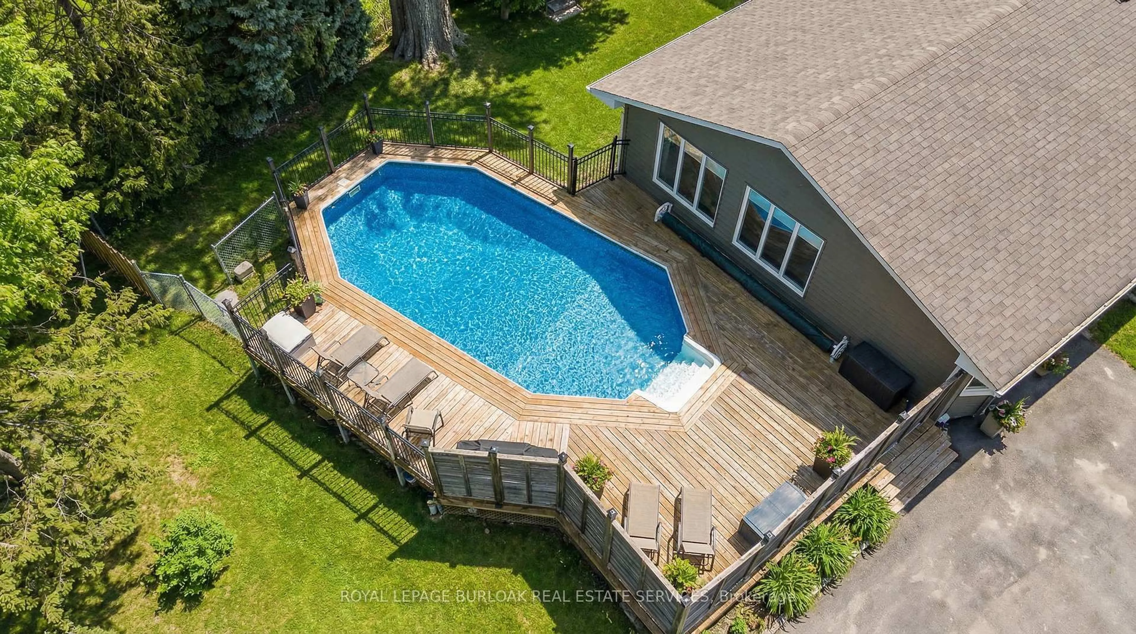 A pic from outside/outdoor area/front of a property/back of a property/a pic from drone, water/lake/river/ocean view for 15 Ireson Rd, Burlington Ontario L7P 0T2