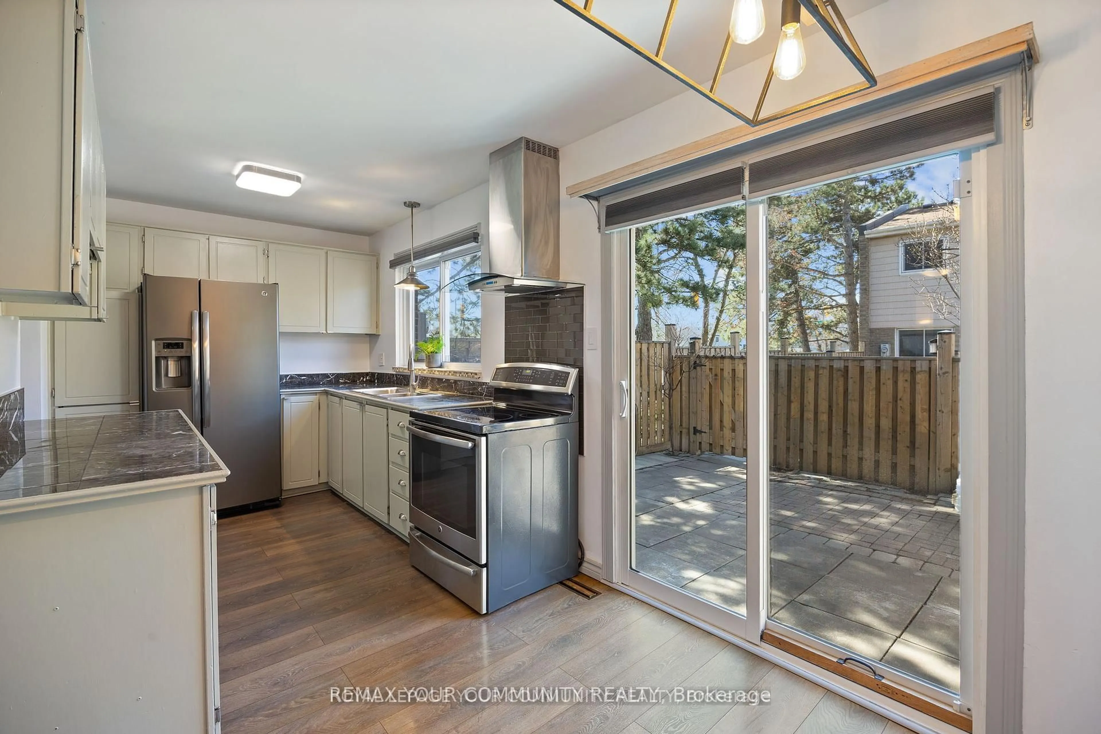 Open concept kitchen, ceramic/tile floor for 1020 CENTRAL PARK Dr #39, Brampton Ontario L6S 3J5