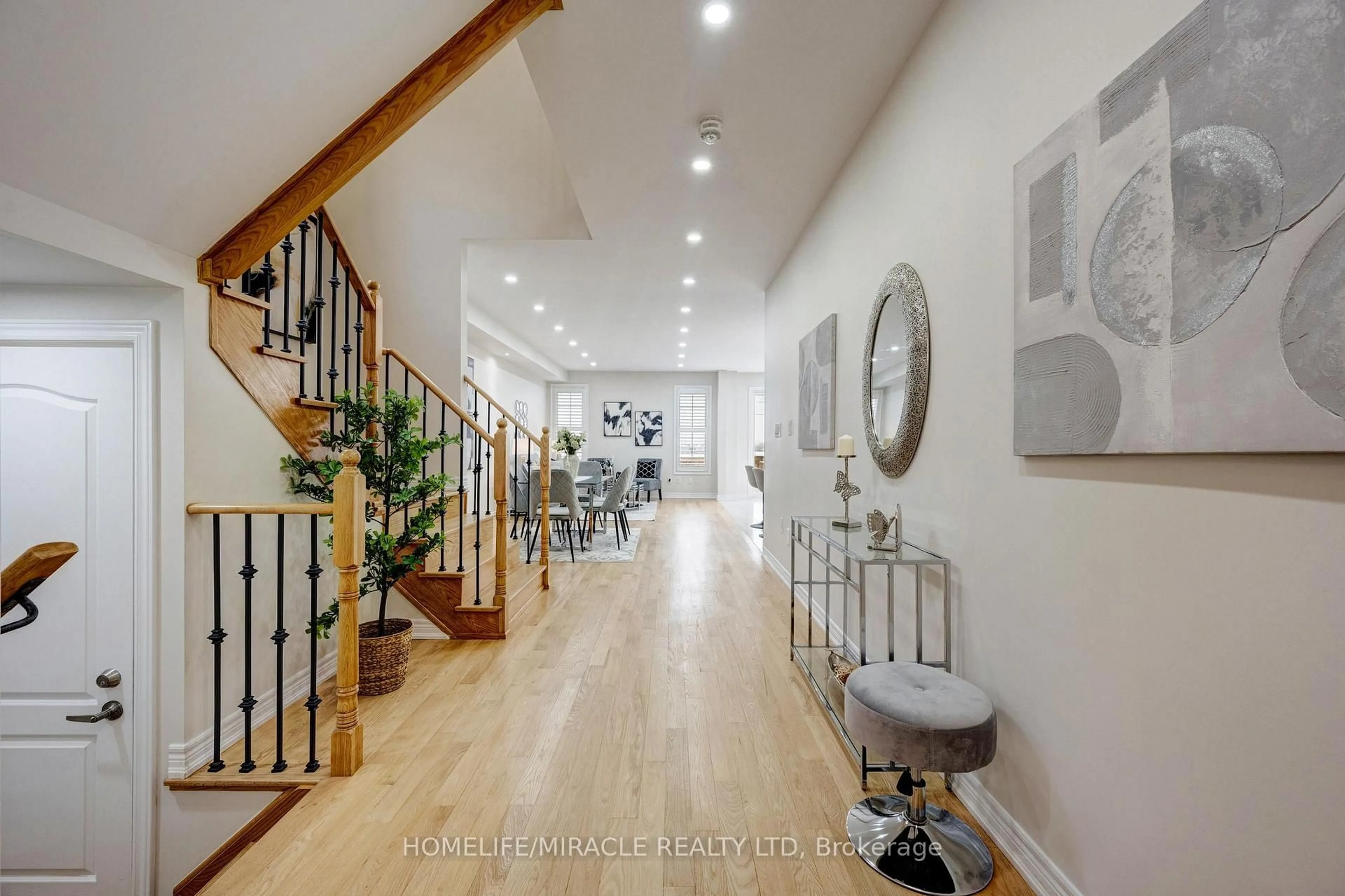 Indoor foyer for 14 Vezna Cres, Brampton Ontario L6X 5K6