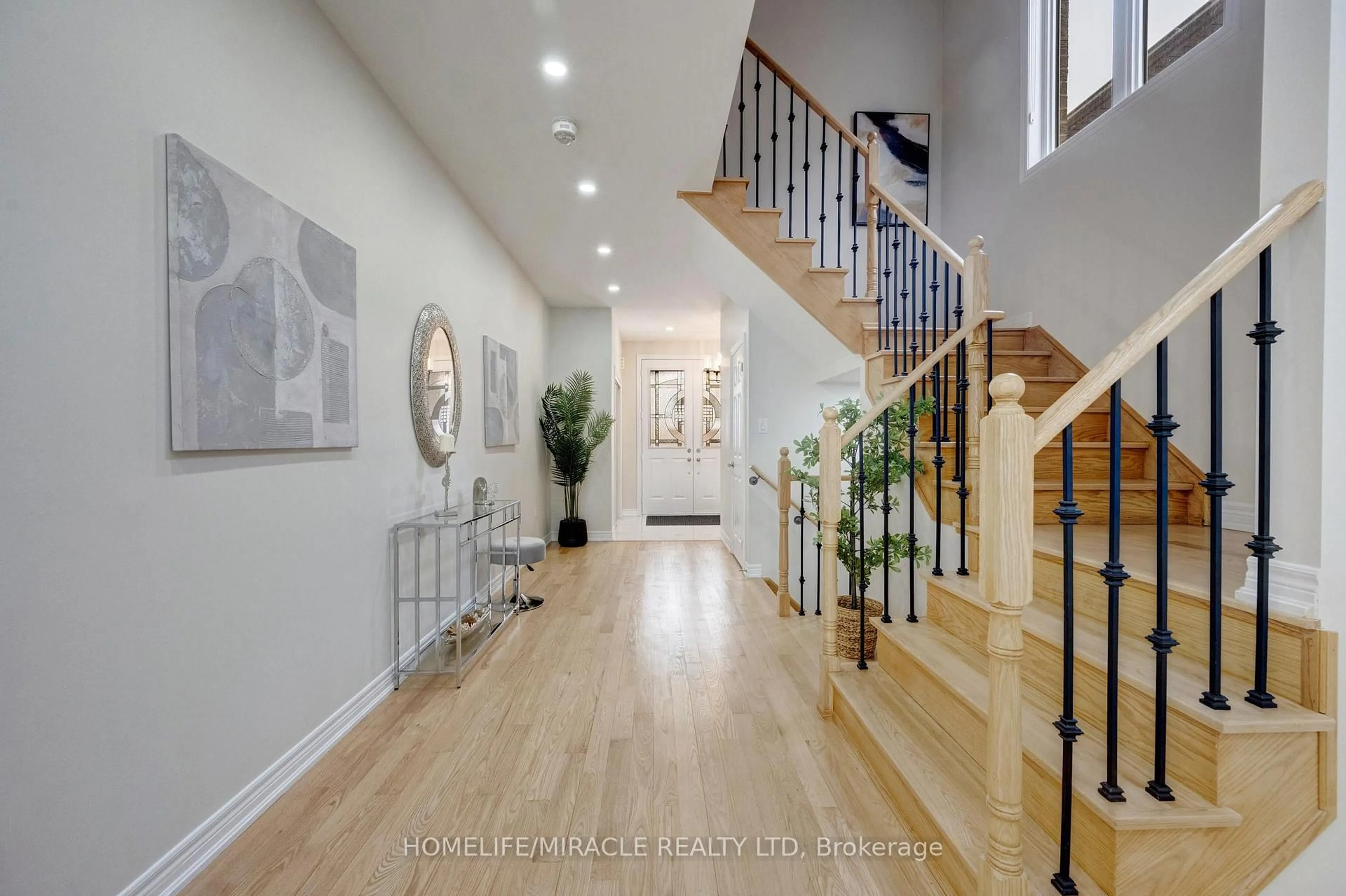 Indoor foyer for 14 Vezna Cres, Brampton Ontario L6X 5K6