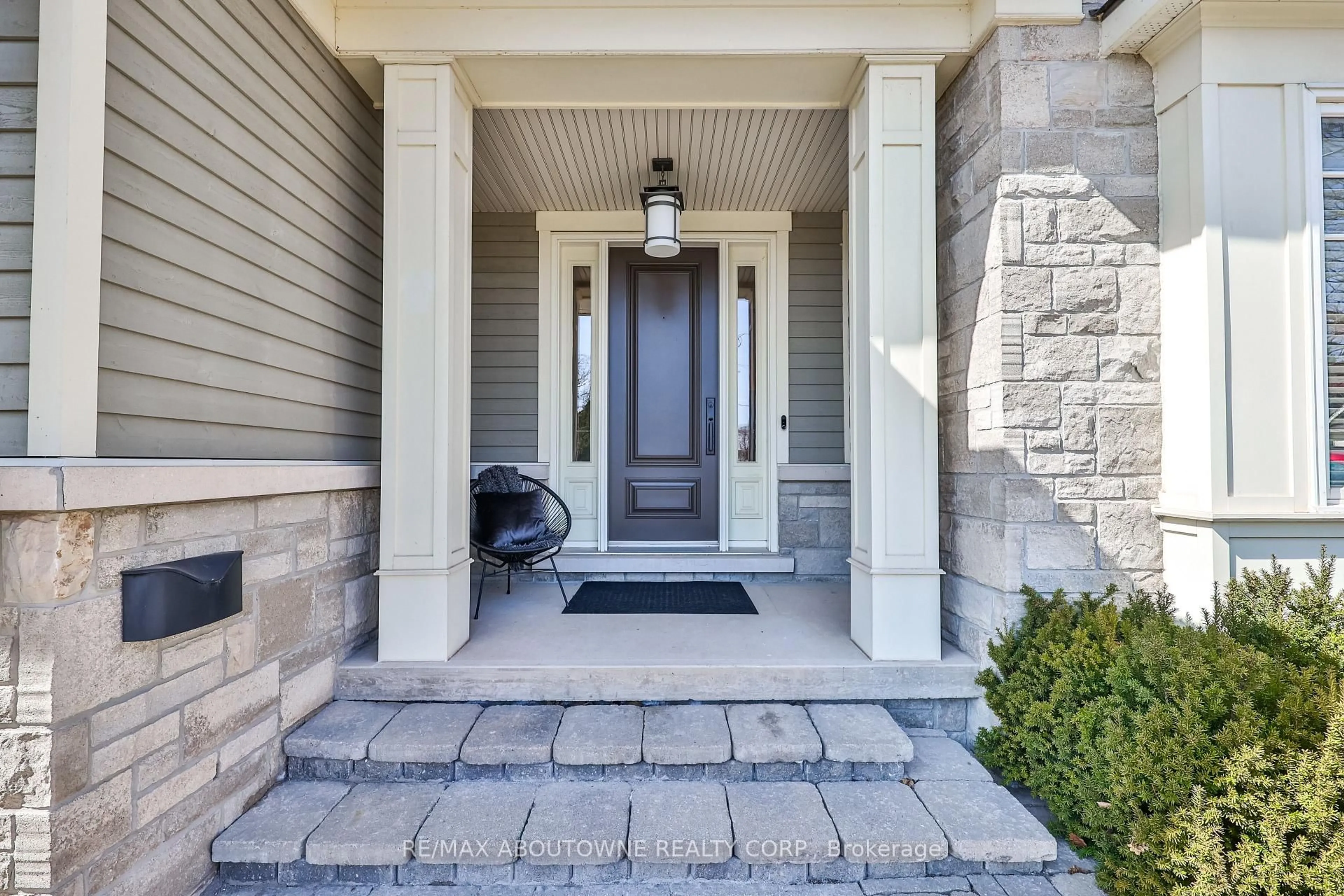 Indoor entryway for 283 Jennings Cres, Oakville Ontario L6L 1W3