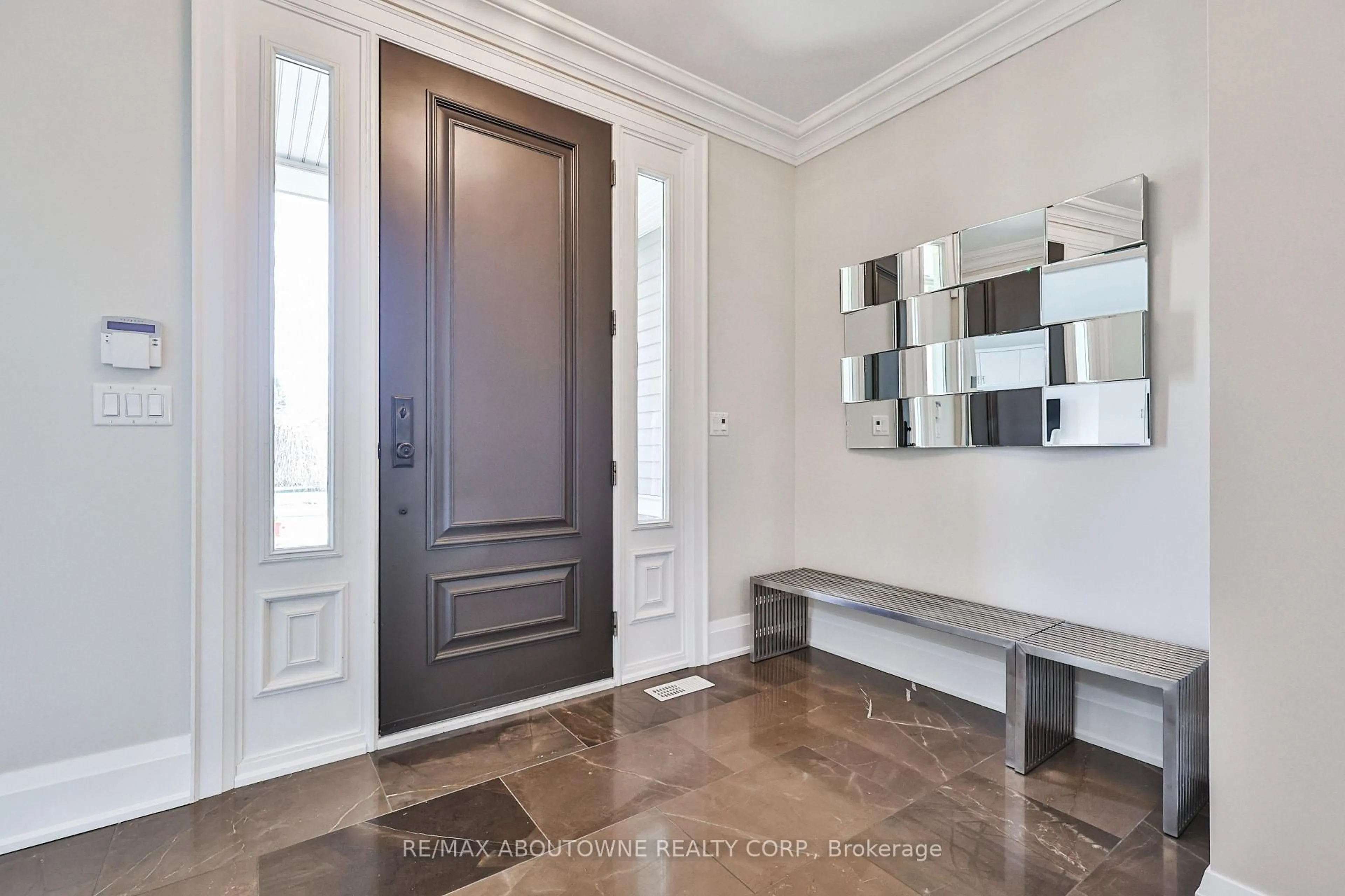 Indoor entryway for 283 Jennings Cres, Oakville Ontario L6L 1W3