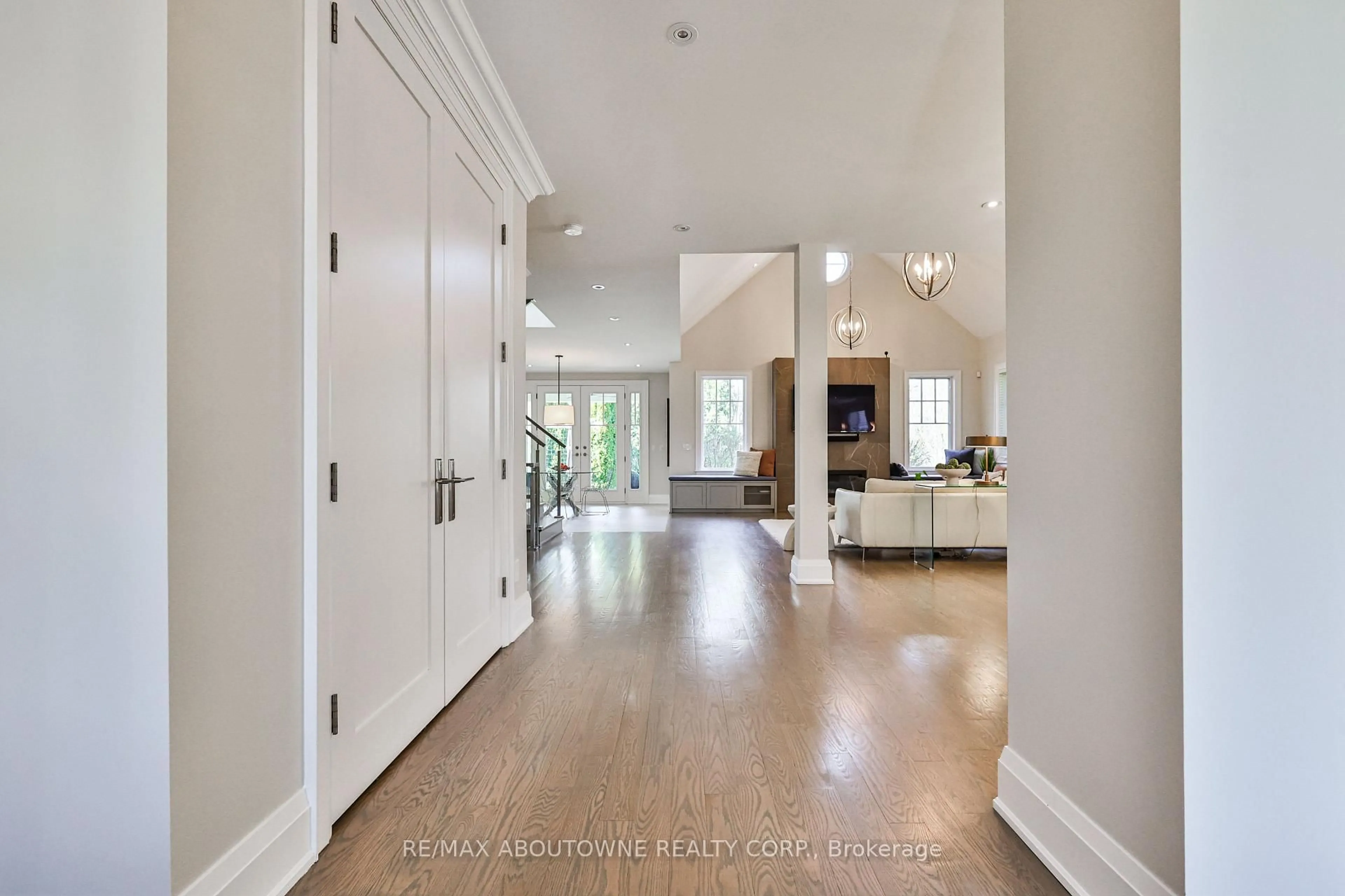 Indoor entryway for 283 Jennings Cres, Oakville Ontario L6L 1W3