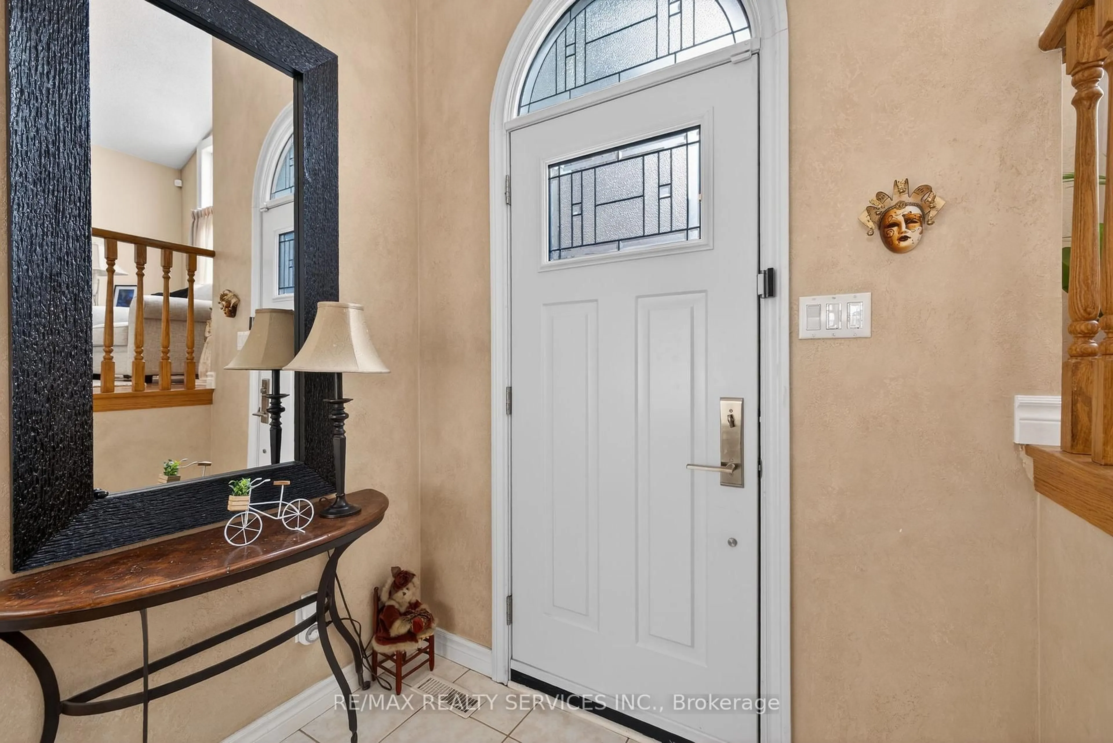 Indoor entryway for 64 Gardenia Way, Caledon Ontario L7C 1A8