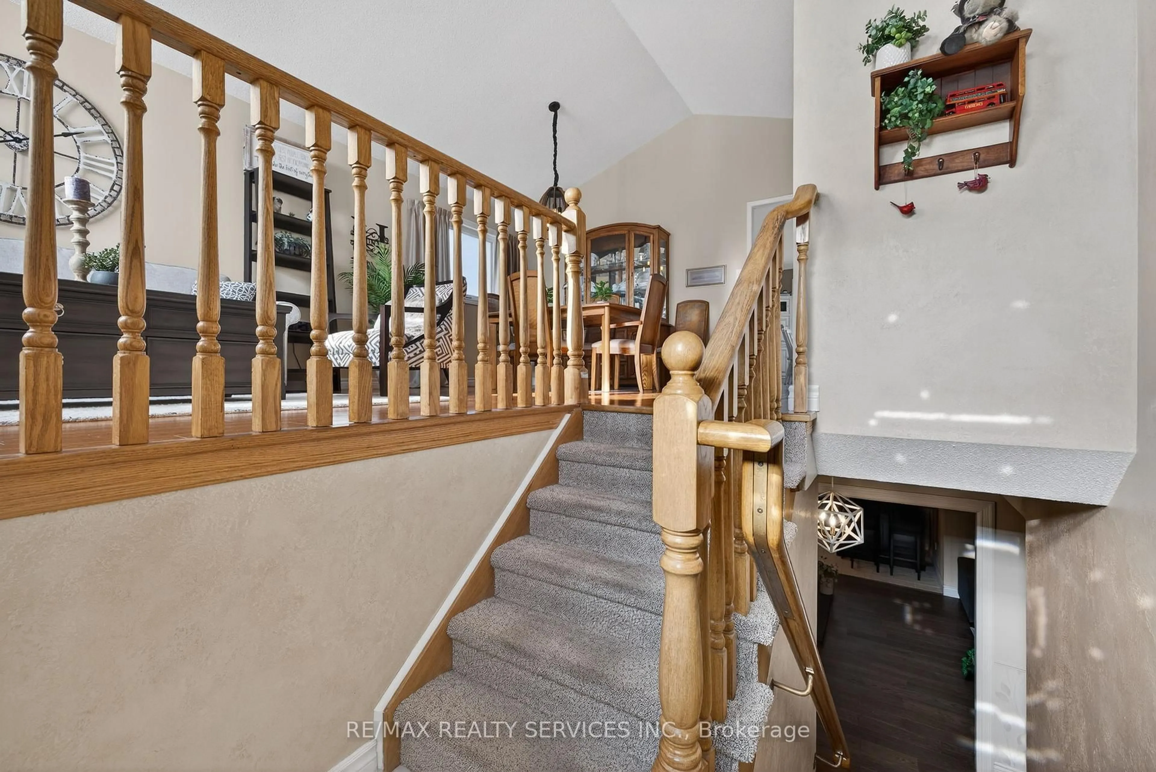Indoor foyer for 64 Gardenia Way, Caledon Ontario L7C 1A8