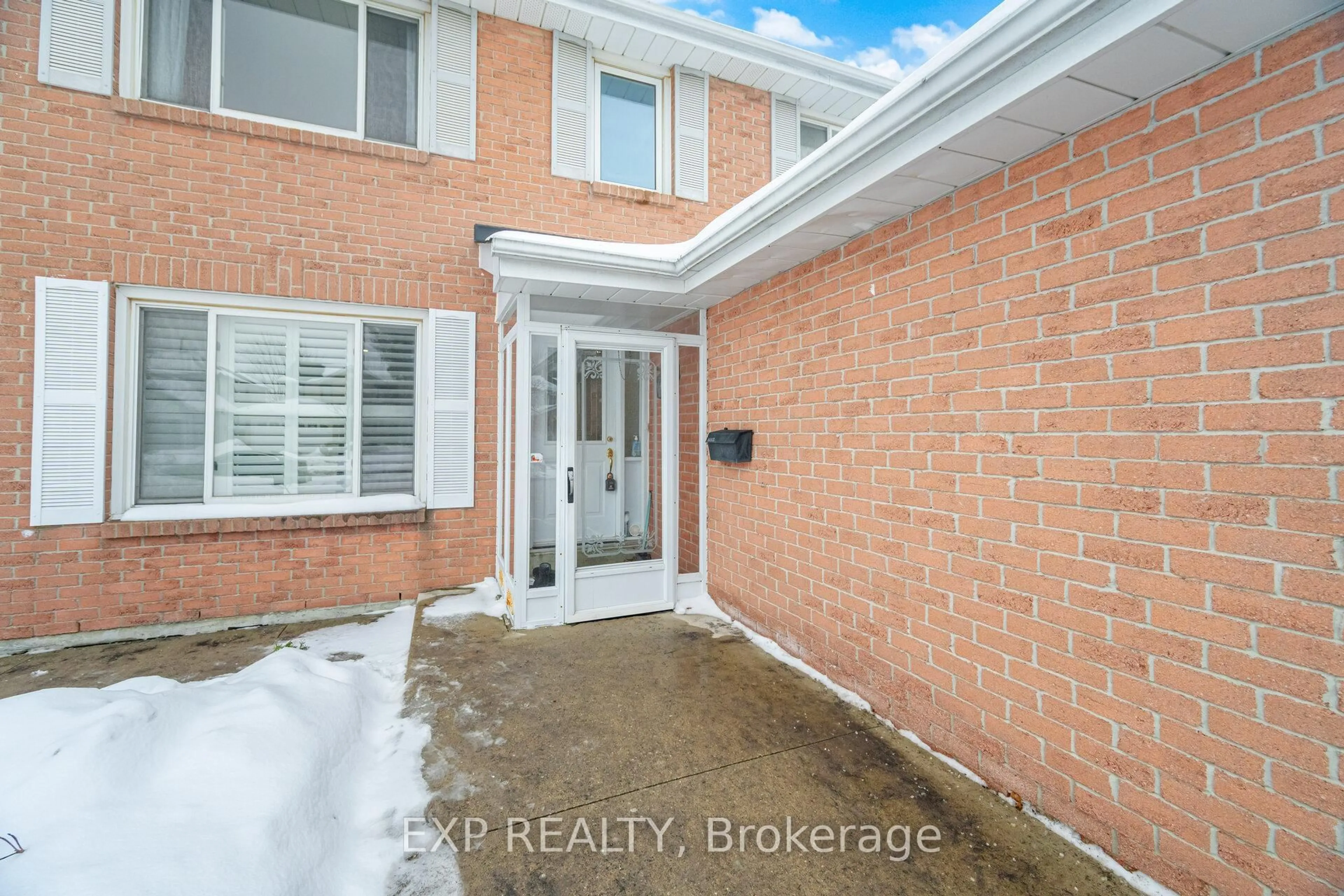 Indoor entryway for 53 Northampton St, Brampton Ontario L6S 3Z6