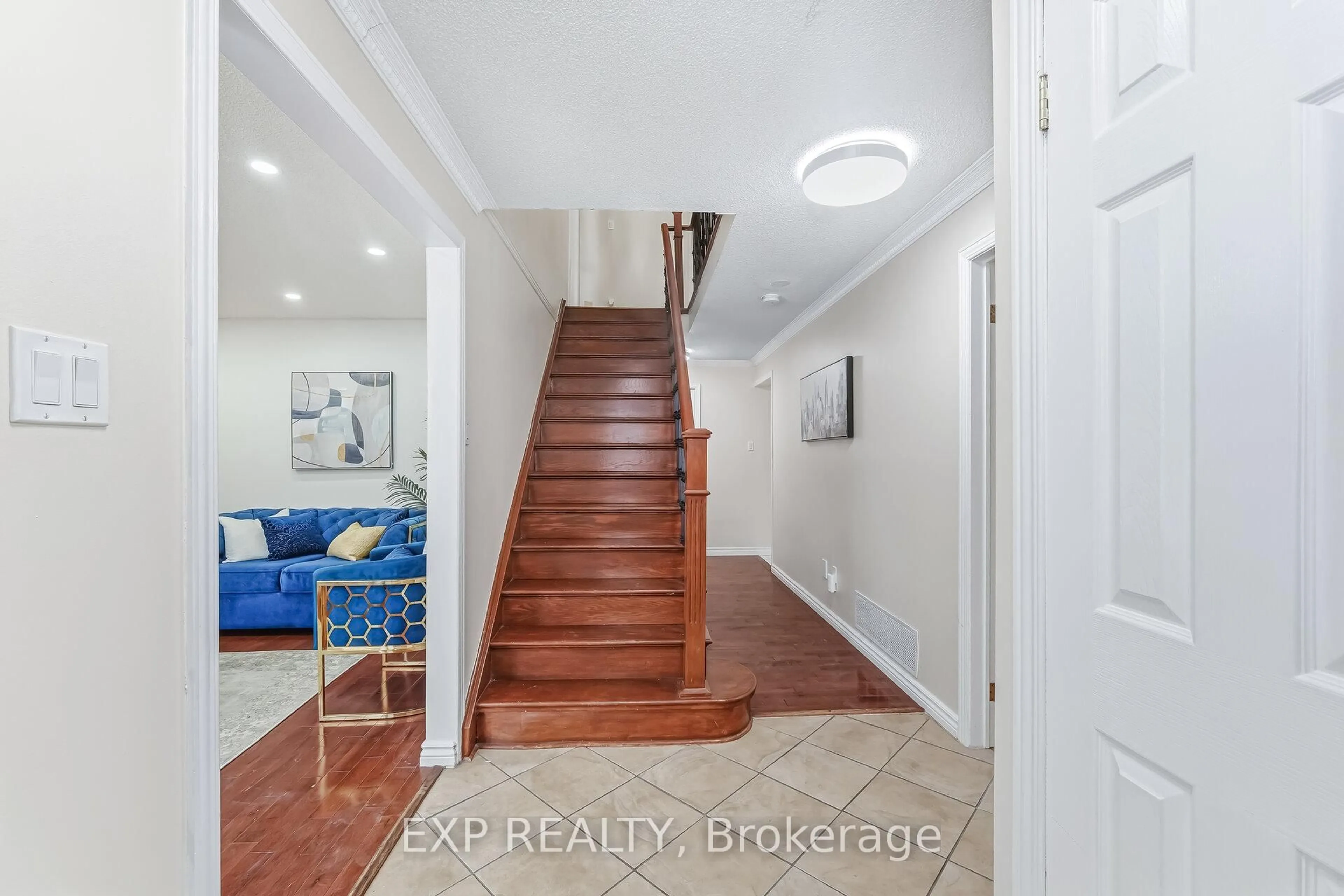 Indoor entryway for 53 Northampton St, Brampton Ontario L6S 3Z6