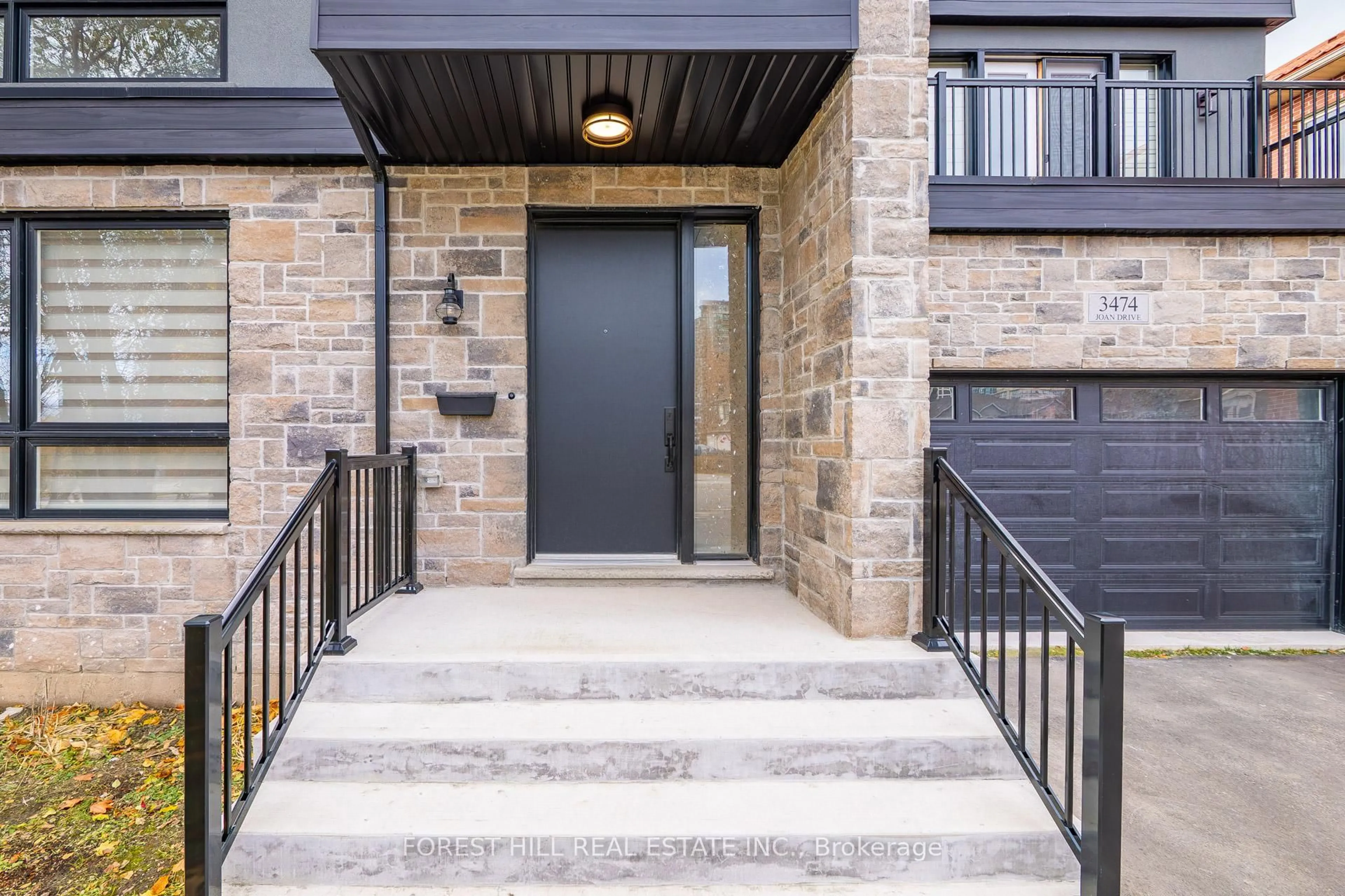 Indoor entryway for 3474 Joan Dr, Mississauga Ontario L5B 1T5