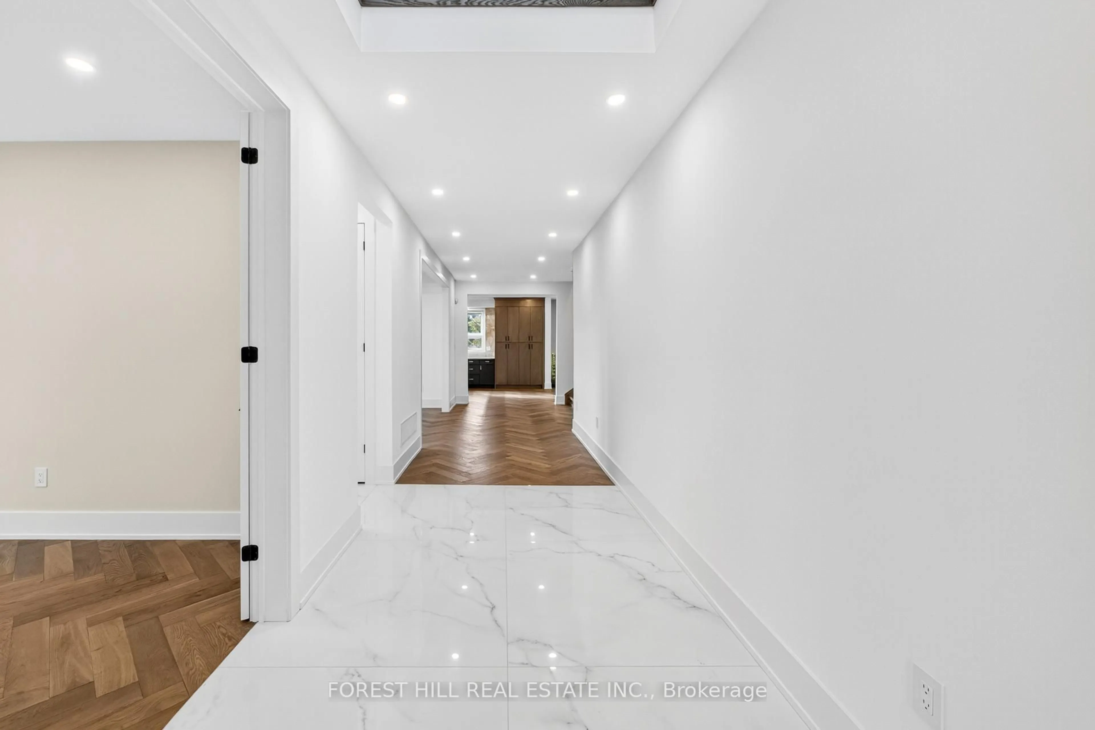 Indoor entryway for 3474 Joan Dr, Mississauga Ontario L5B 1T5