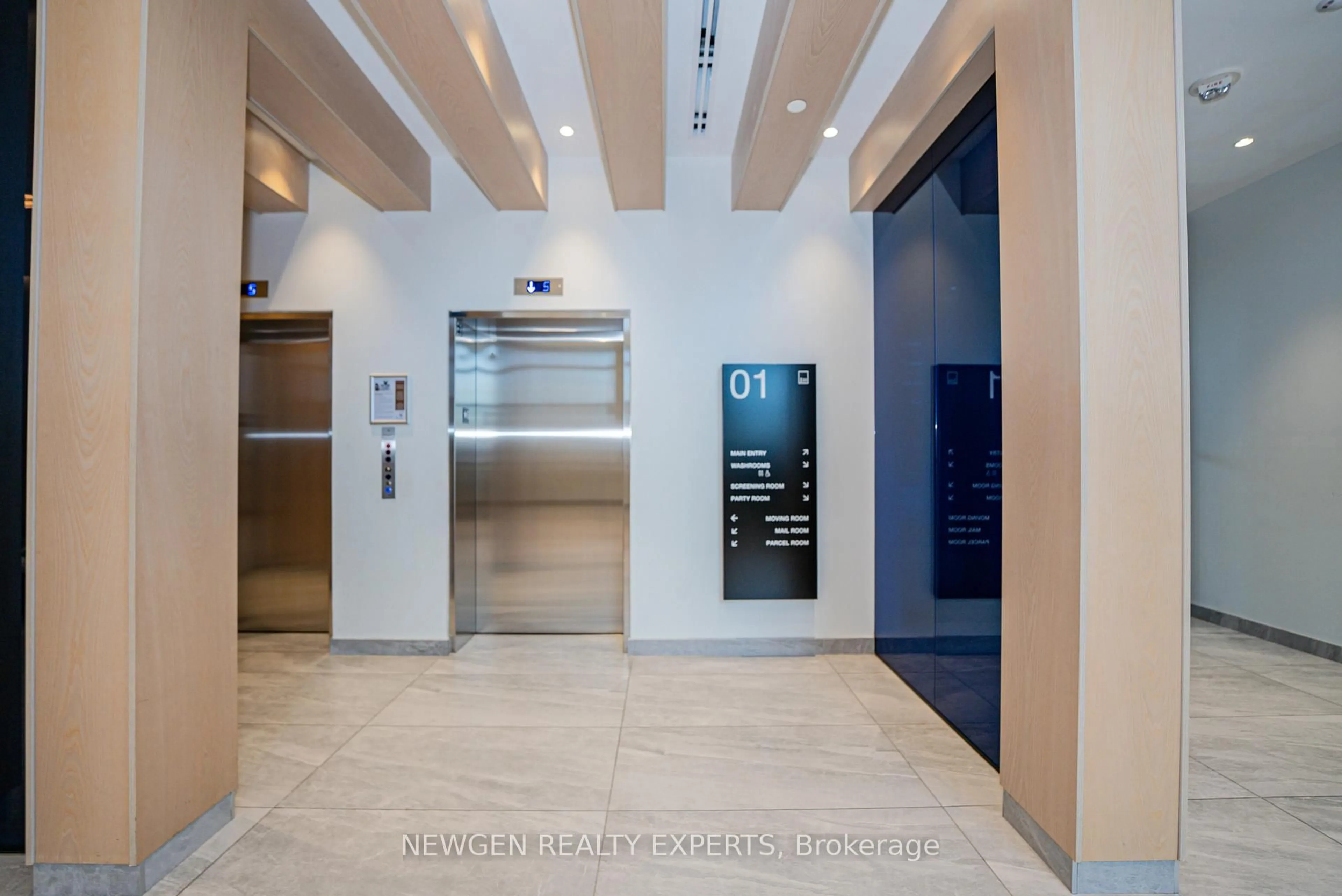 Indoor foyer for 86 Dundas St #916, Mississauga Ontario L5A 1W4