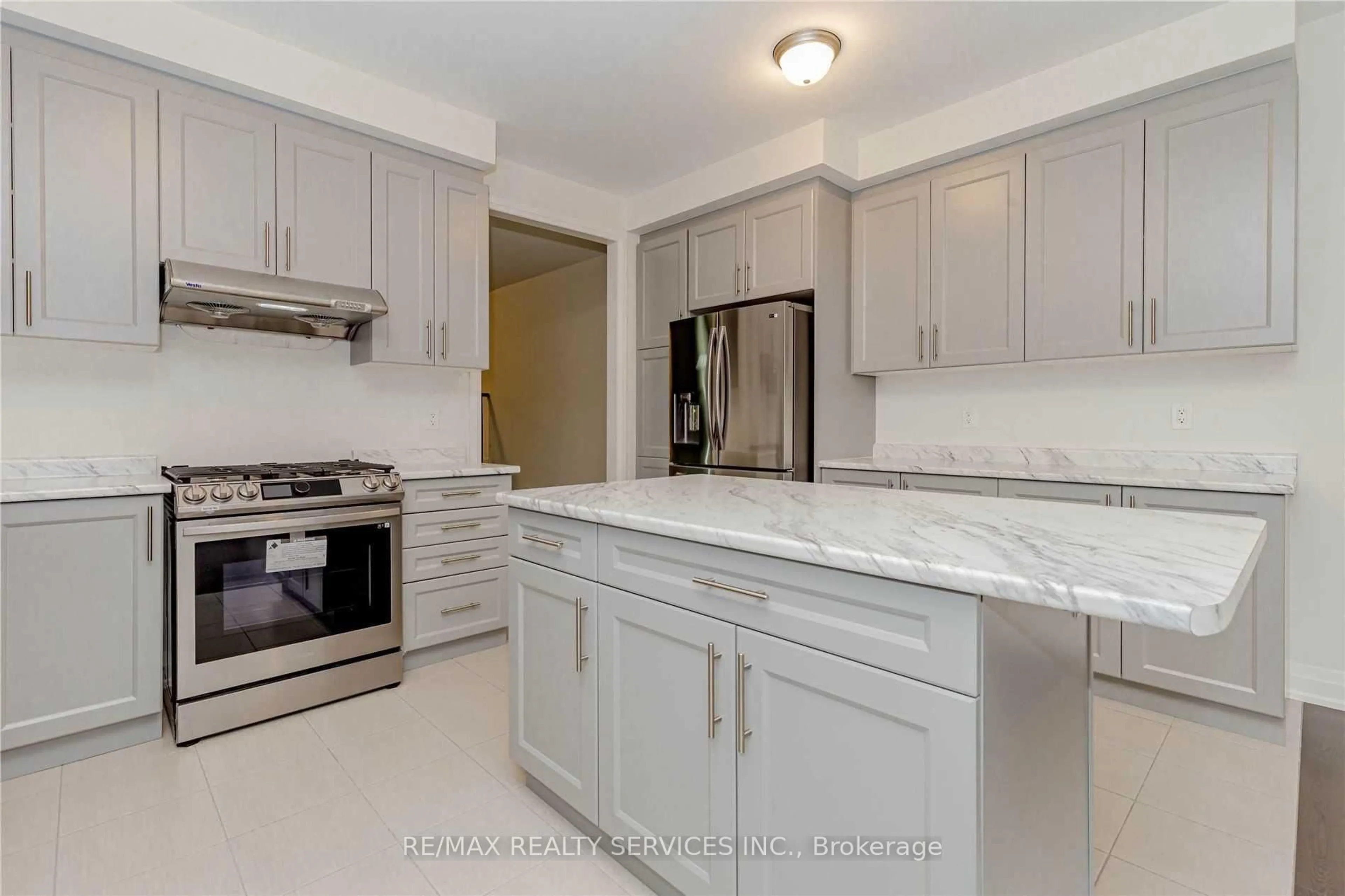 Open concept kitchen, ceramic/tile floor for 29 Summerbeam Way, Brampton Ontario L6Y 0E3