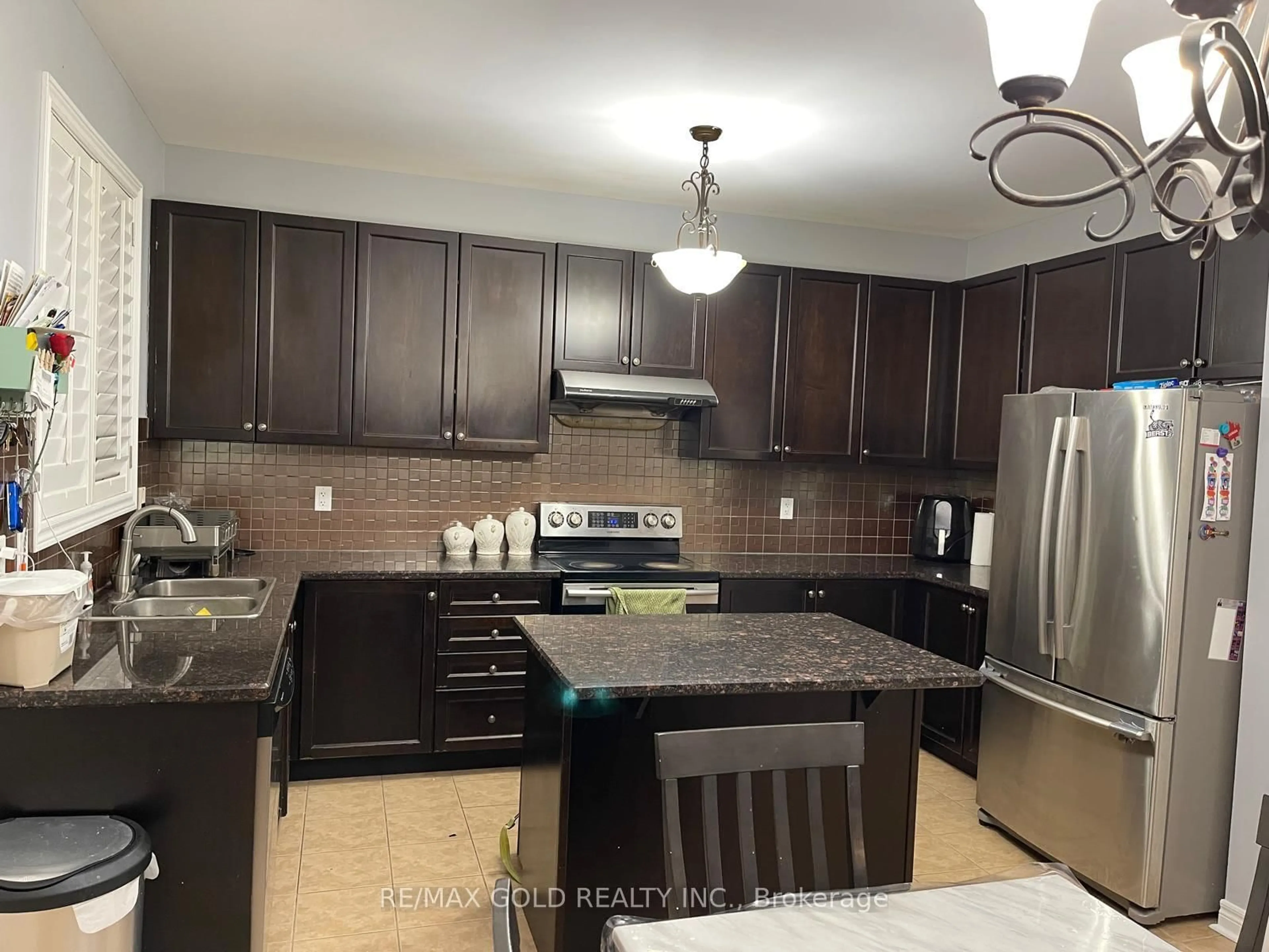 Open concept kitchen, unknown for 54 Covebank Cres, Brampton Ontario L6P 2Y1