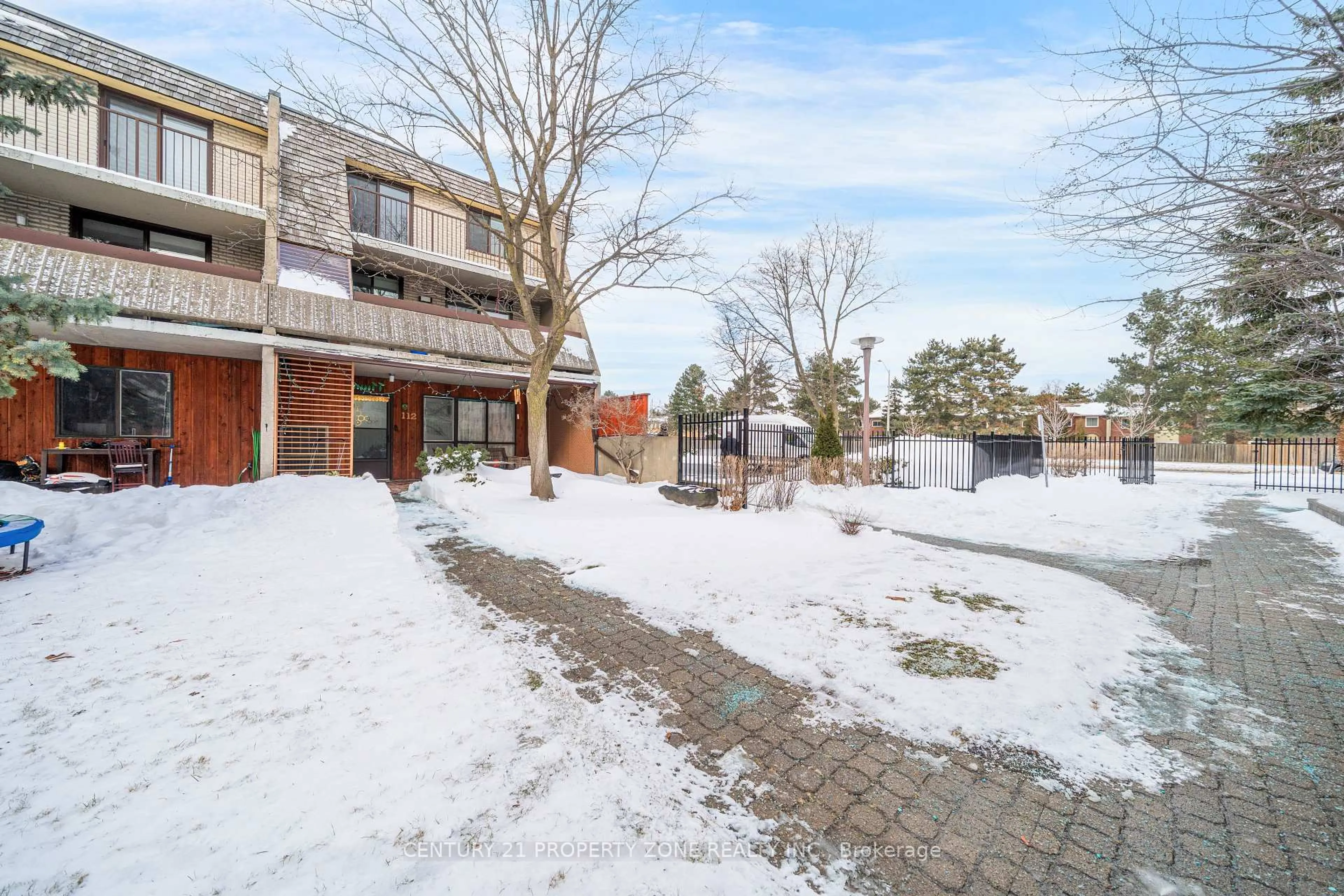 Patio, street for 1250 Mississauga Valley Blvd #112, Mississauga Ontario L5A 3R6