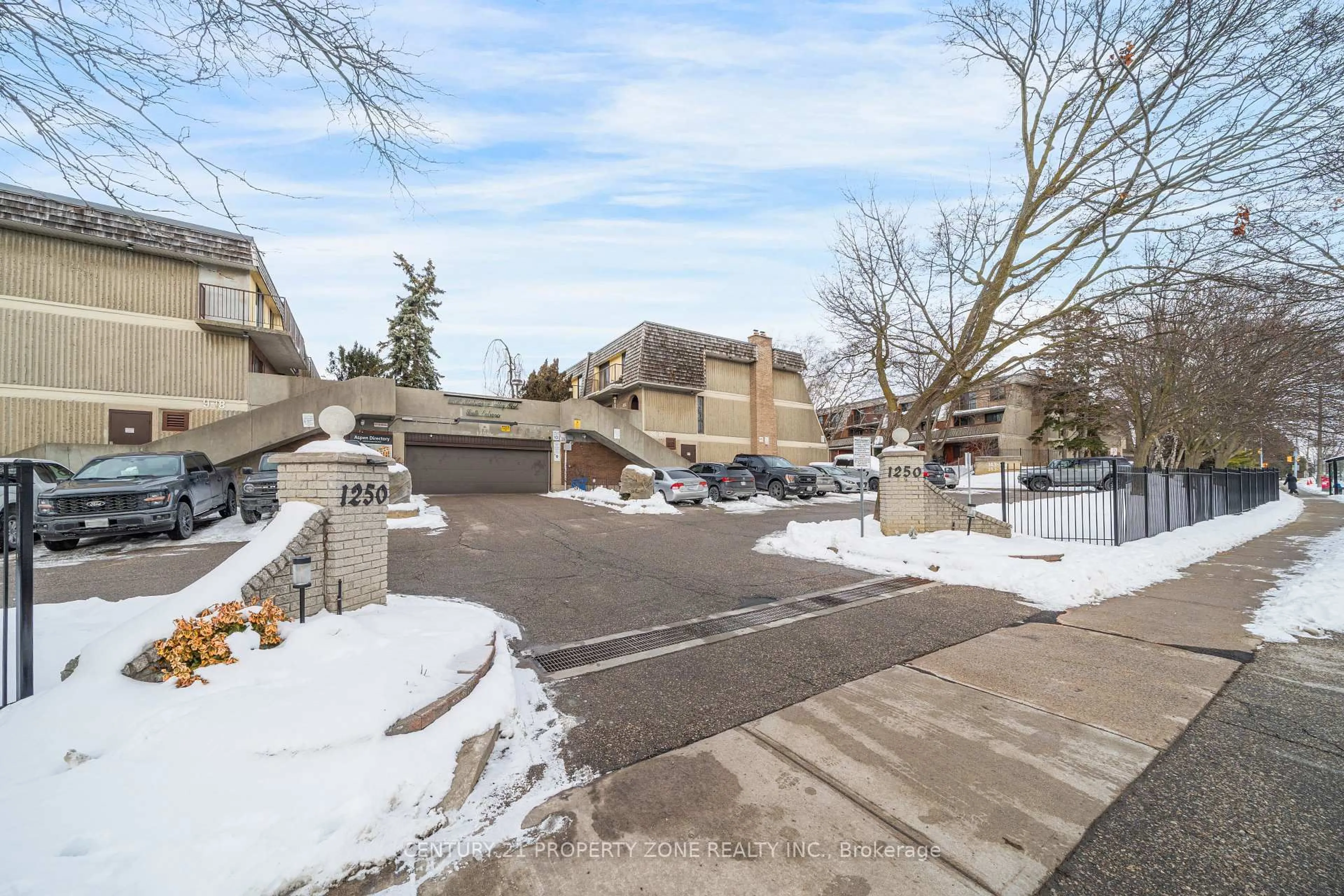 Patio, street for 1250 Mississauga Valley Blvd #112, Mississauga Ontario L5A 3R6