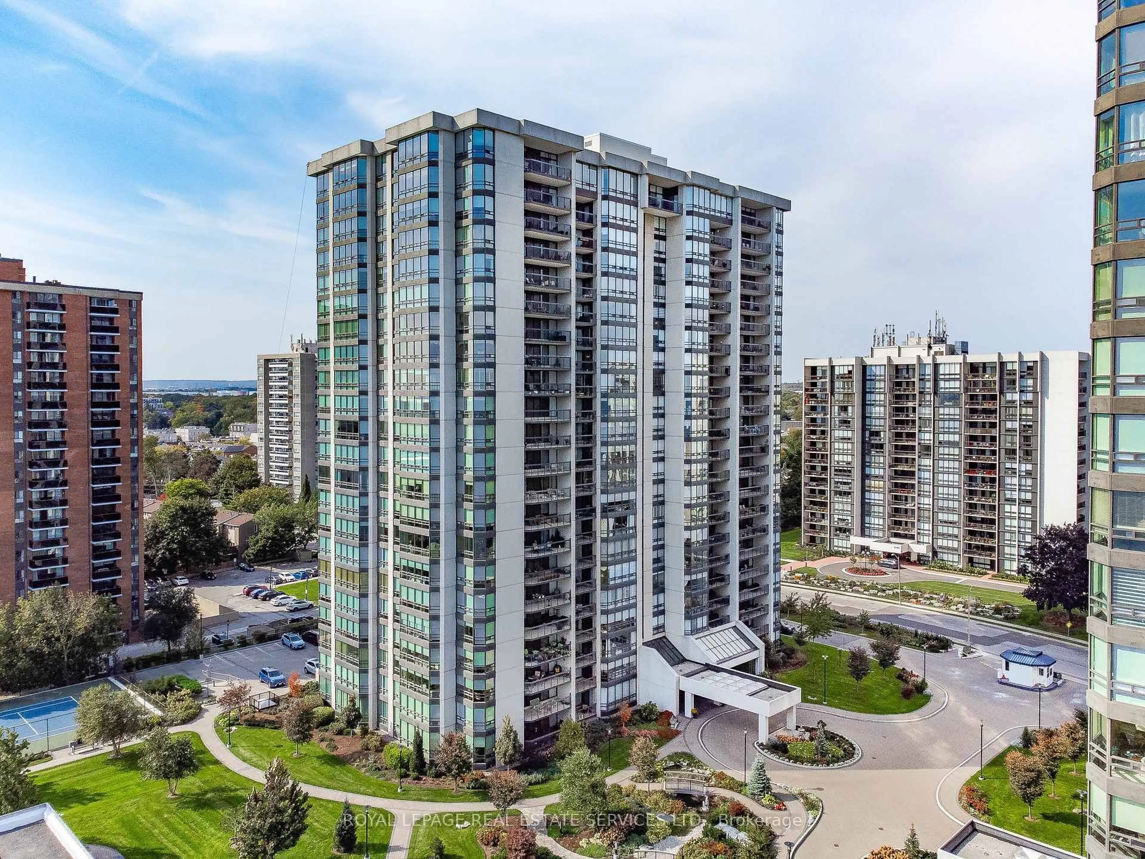 A pic from outside/outdoor area/front of a property/back of a property/a pic from drone, city buildings view from balcony for 2180 Marine Dr #1601, Oakville Ontario L6L 5V2