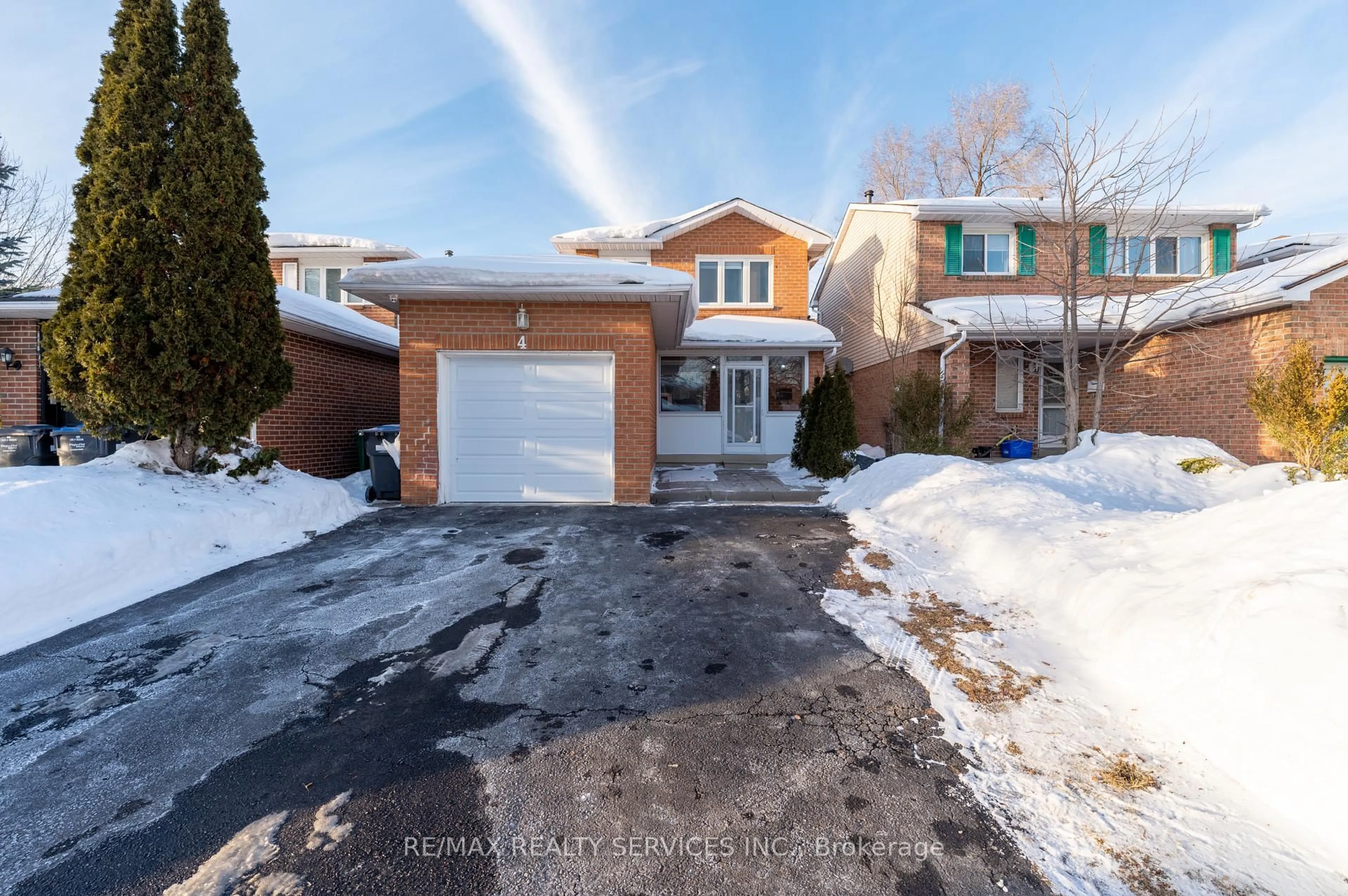 A pic from outside/outdoor area/front of a property/back of a property/a pic from drone, street for 4 Summertime Crt, Brampton Ontario L6Z 2B4