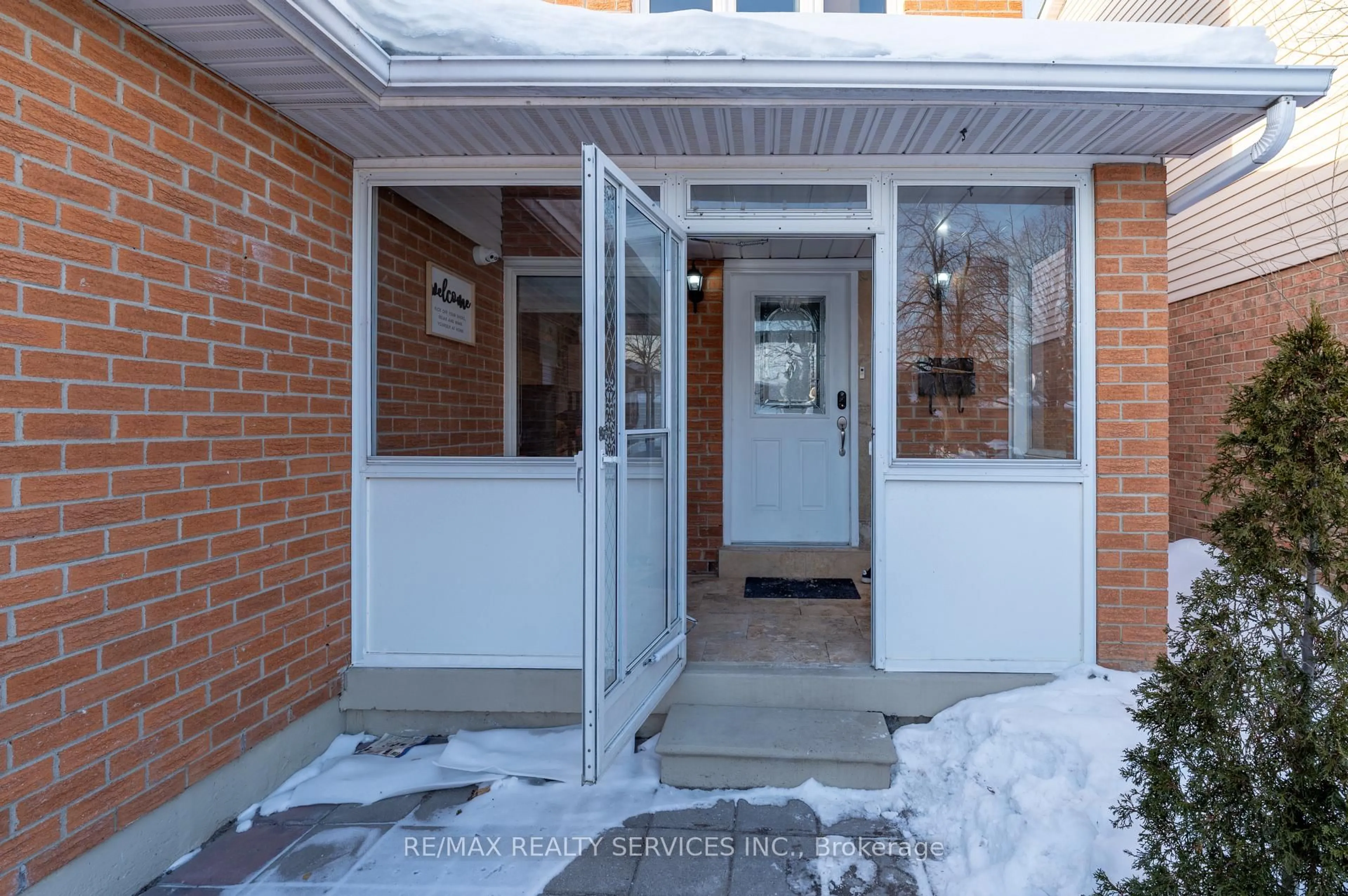 Indoor entryway for 4 Summertime Crt, Brampton Ontario L6Z 2B4