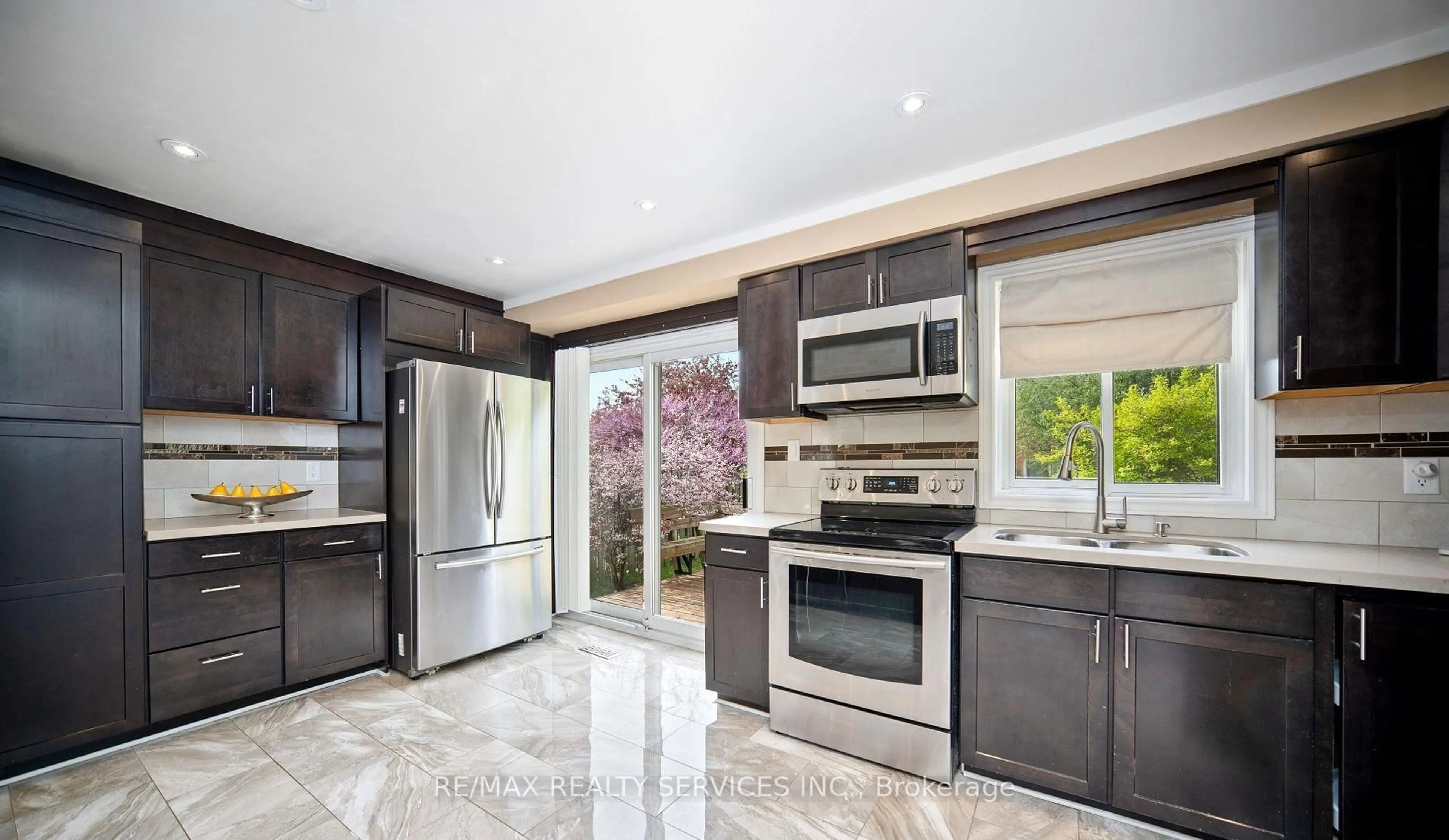 Open concept kitchen, ceramic/tile floor for 4 Summertime Crt, Brampton Ontario L6Z 2B4