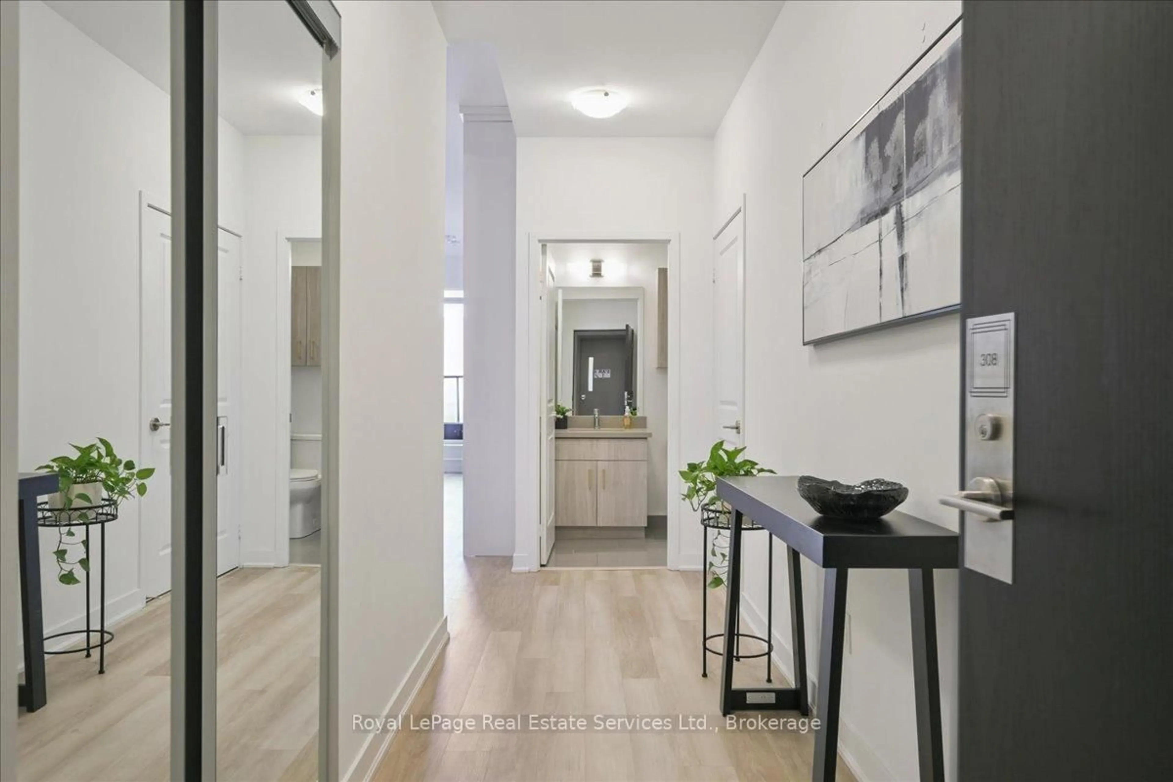 Indoor entryway for 2007 James St #308, Burlington Ontario L7R 0G7