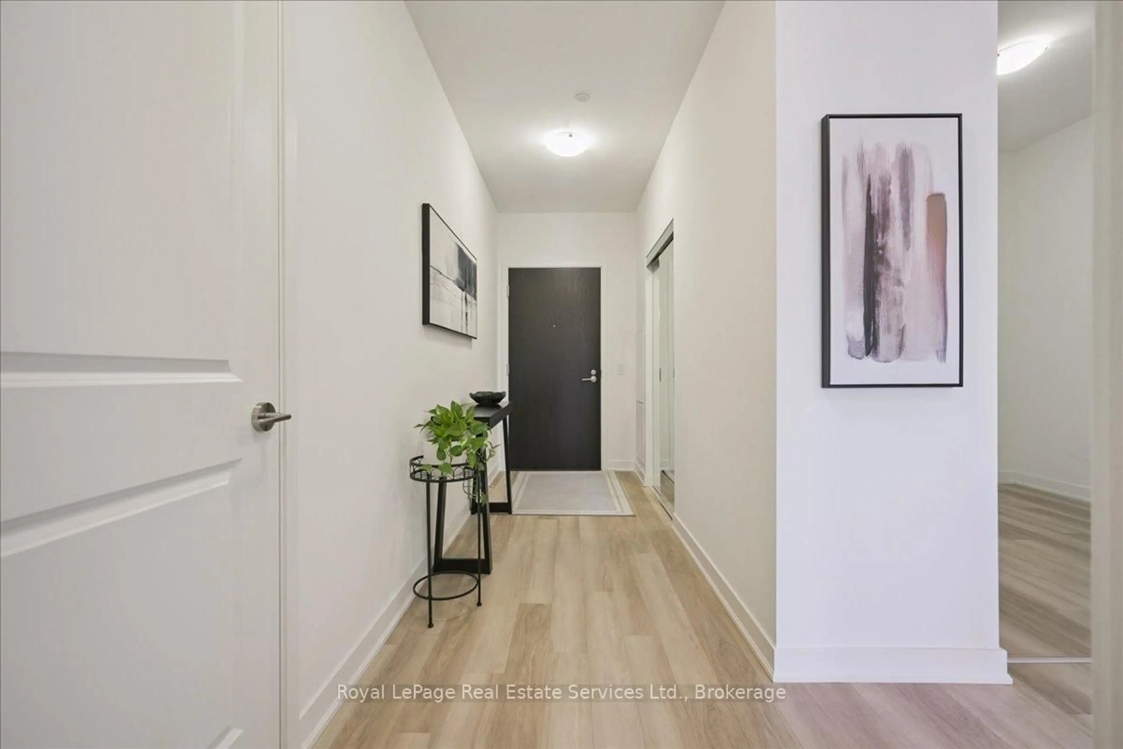 Indoor entryway for 2007 James St #308, Burlington Ontario L7R 0G7