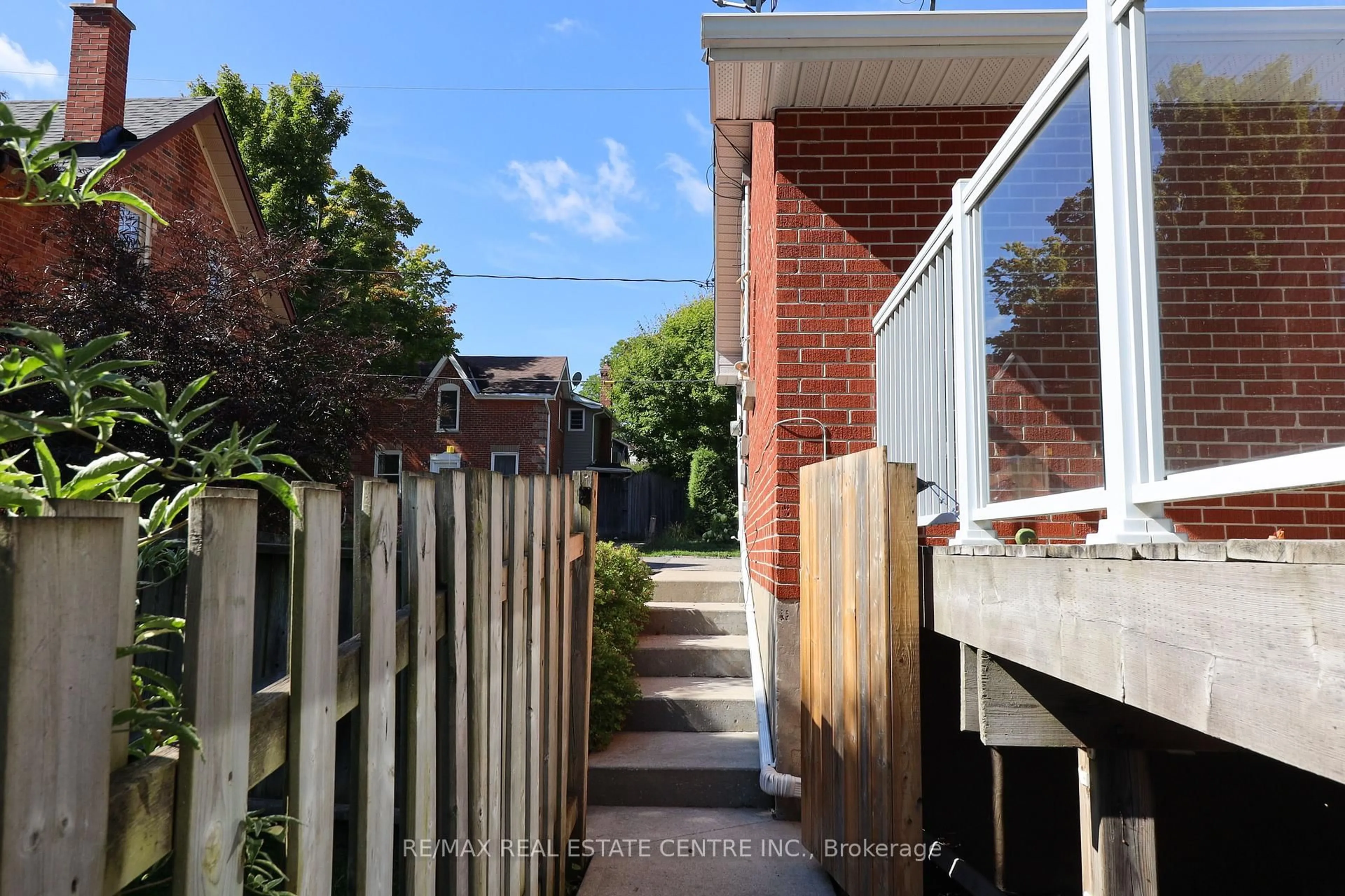 A pic from outside/outdoor area/front of a property/back of a property/a pic from drone, street for 17B Amanda St, Orangeville Ontario L9W 2J9