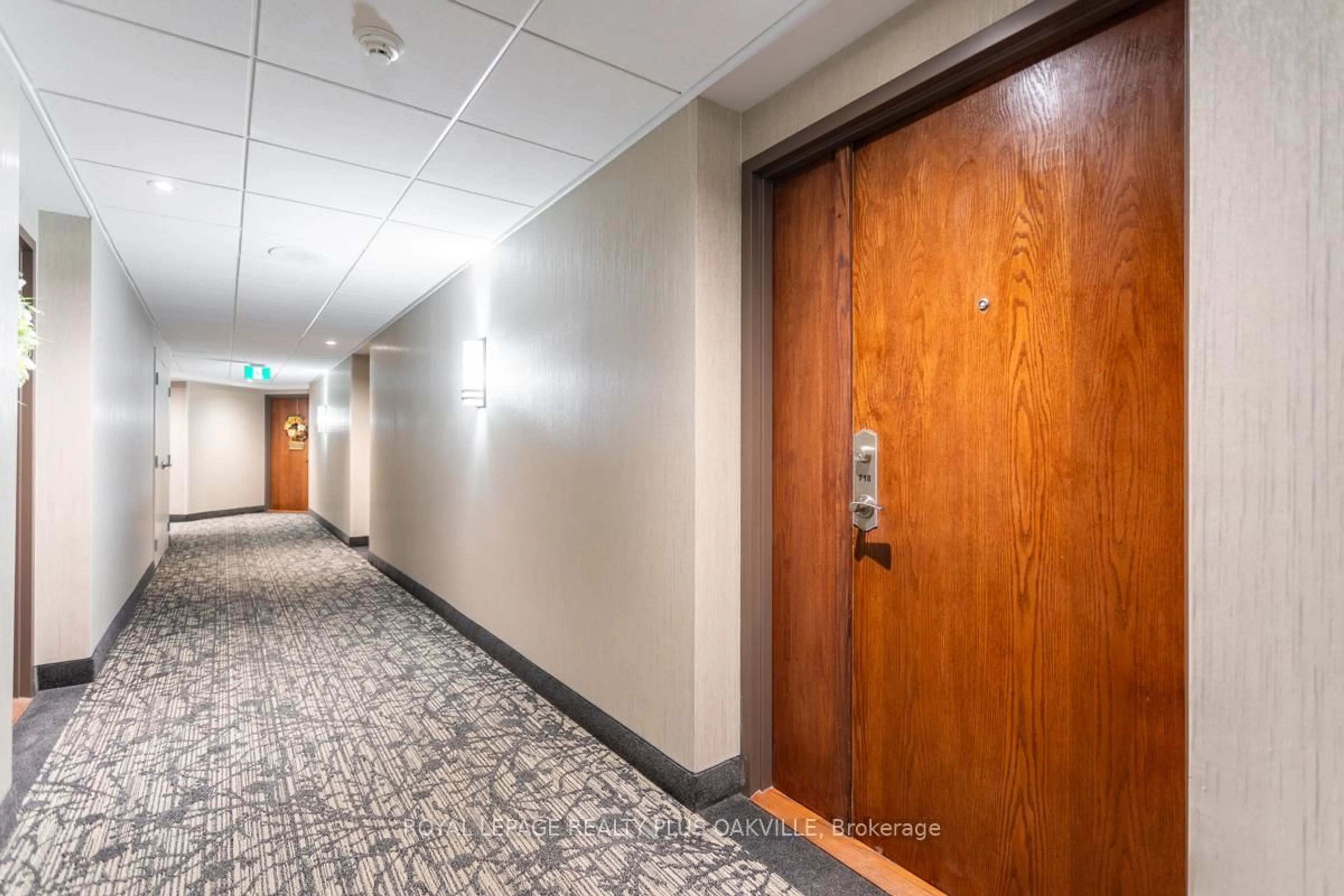 Indoor foyer for 2511 Lakeshore Rd #718, Oakville Ontario L6L 6L9