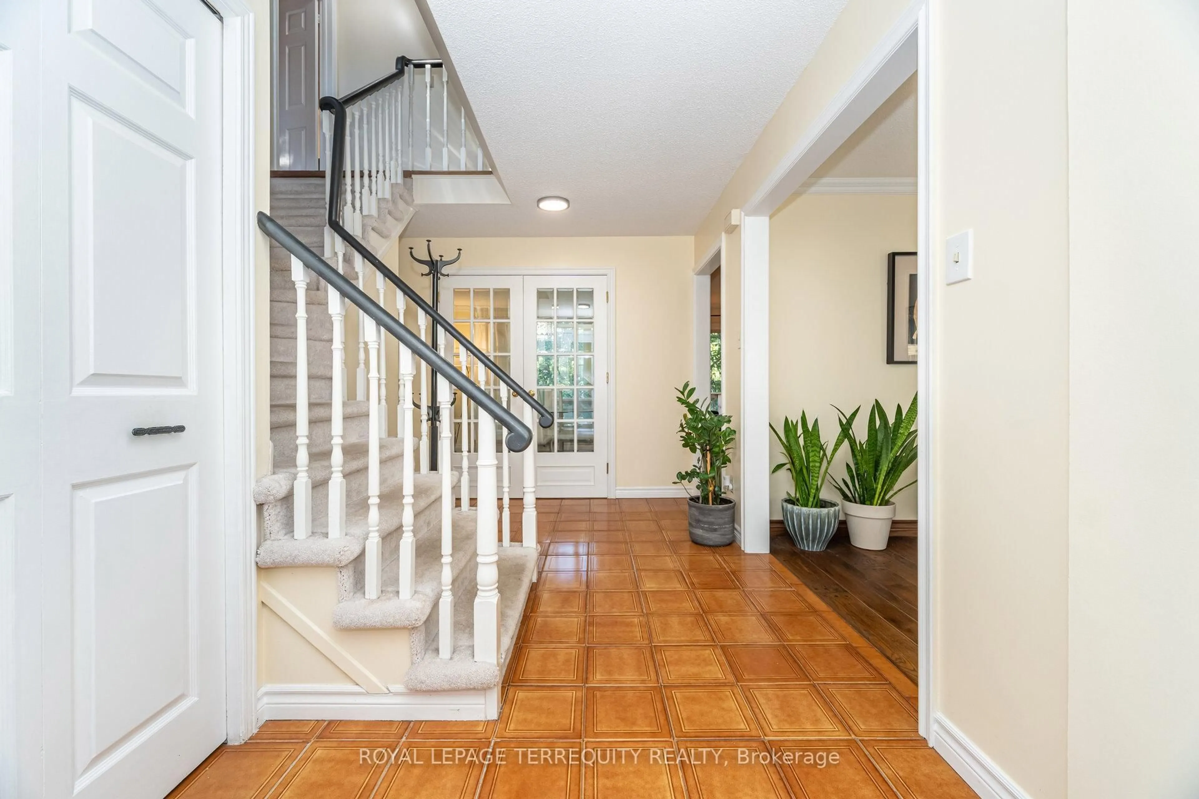 Indoor entryway for 4085 Wheelwright Cres, Mississauga Ontario L5L 2X3