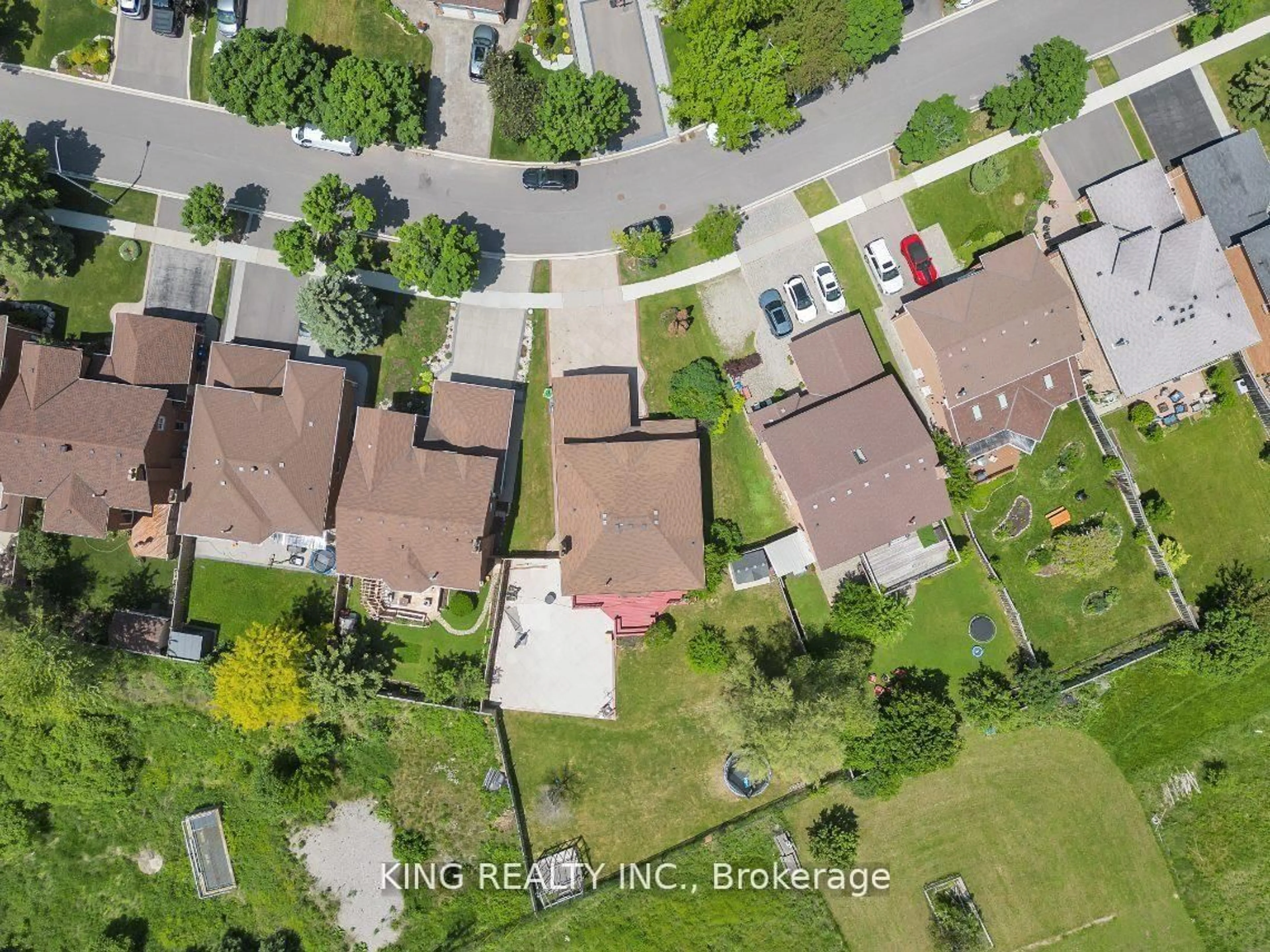 A pic from outside/outdoor area/front of a property/back of a property/a pic from drone, street for 2606 Ambercroft Tr, Mississauga Ontario L5M 4K3
