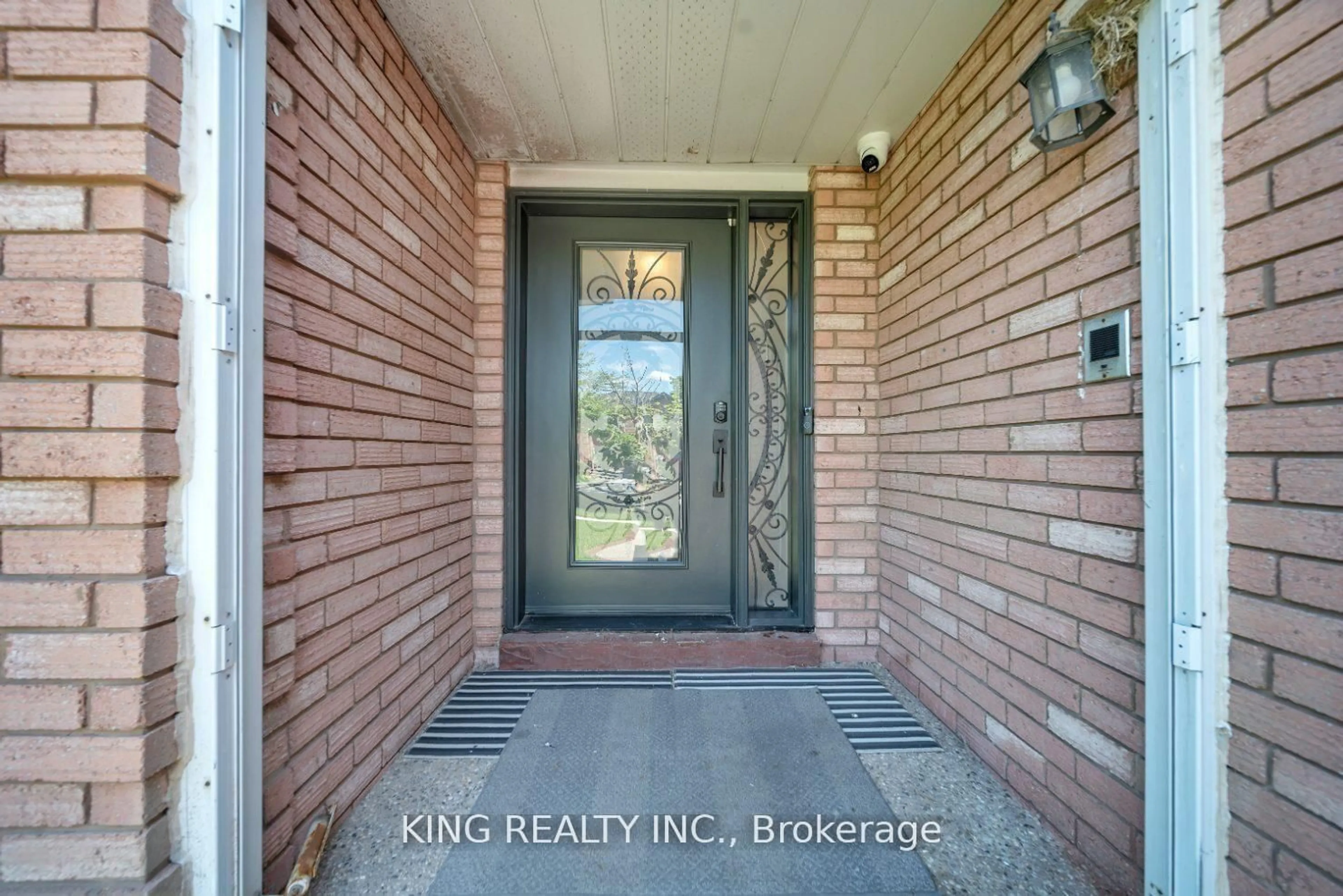 Indoor entryway for 2606 Ambercroft Tr, Mississauga Ontario L5M 4K3