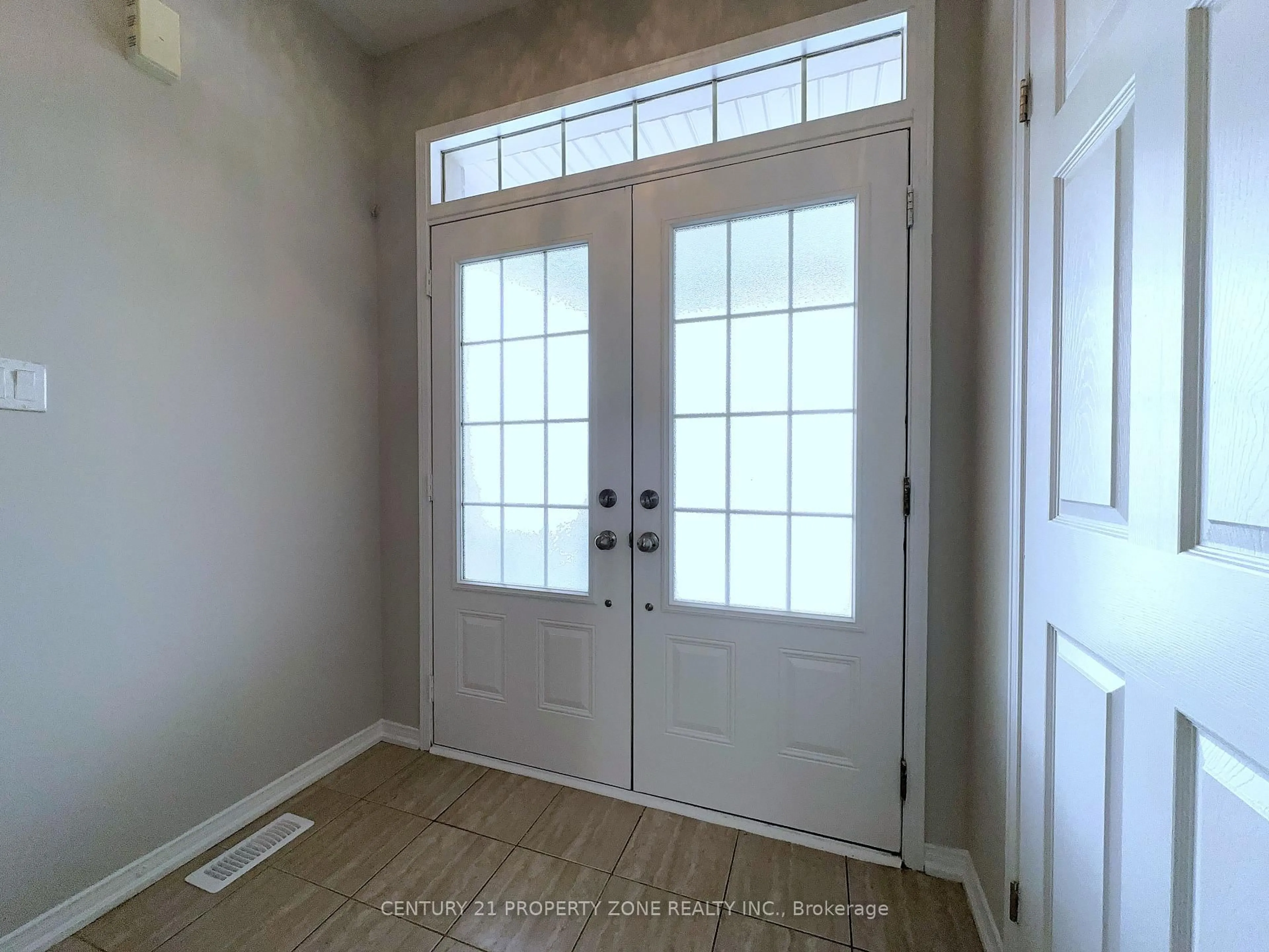 Indoor entryway for 8 Loftsmoor Dr, Brampton Ontario L6R 0W2