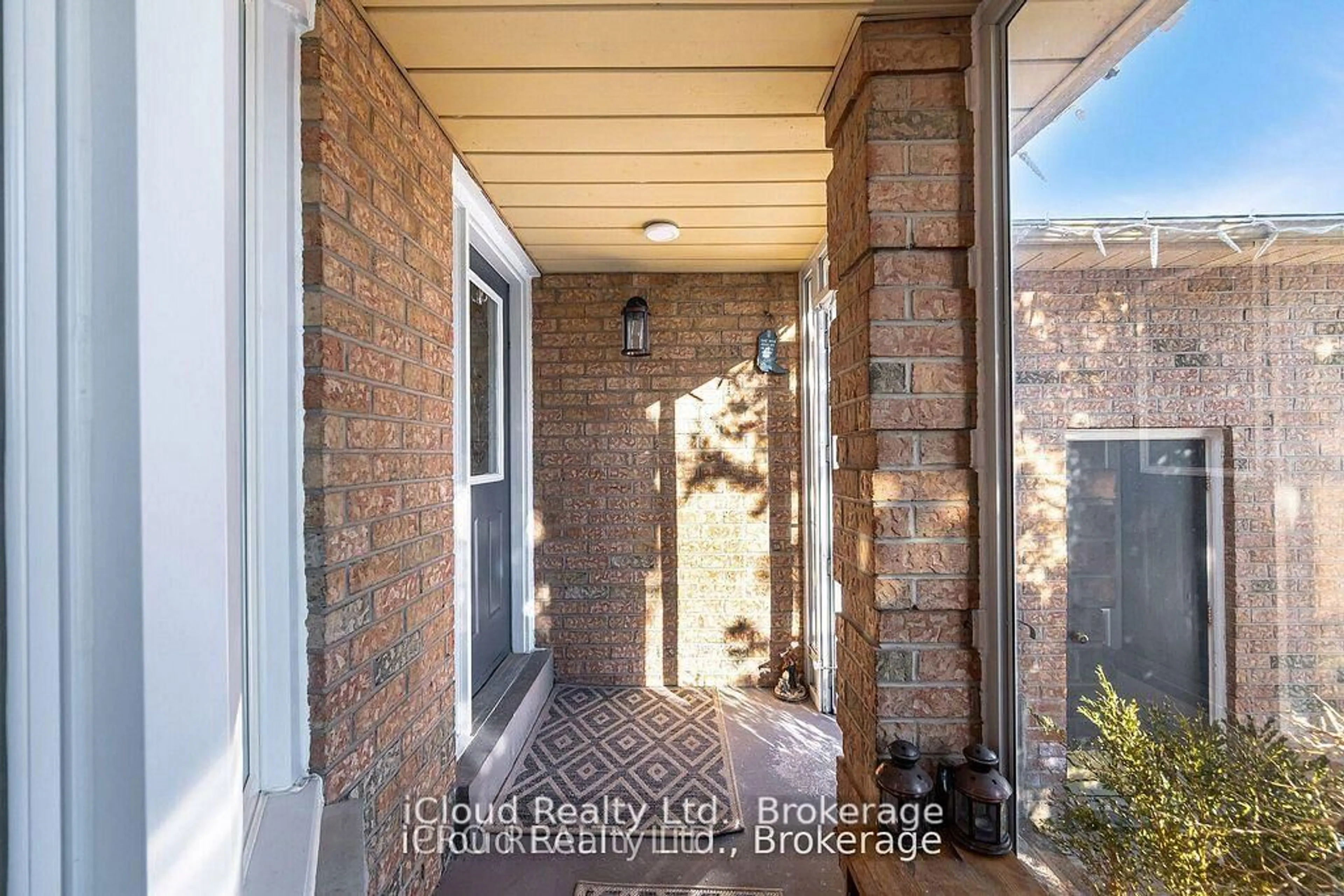 Indoor entryway for 1615 Sir Monty's Dr, Mississauga Ontario L5N 4R1