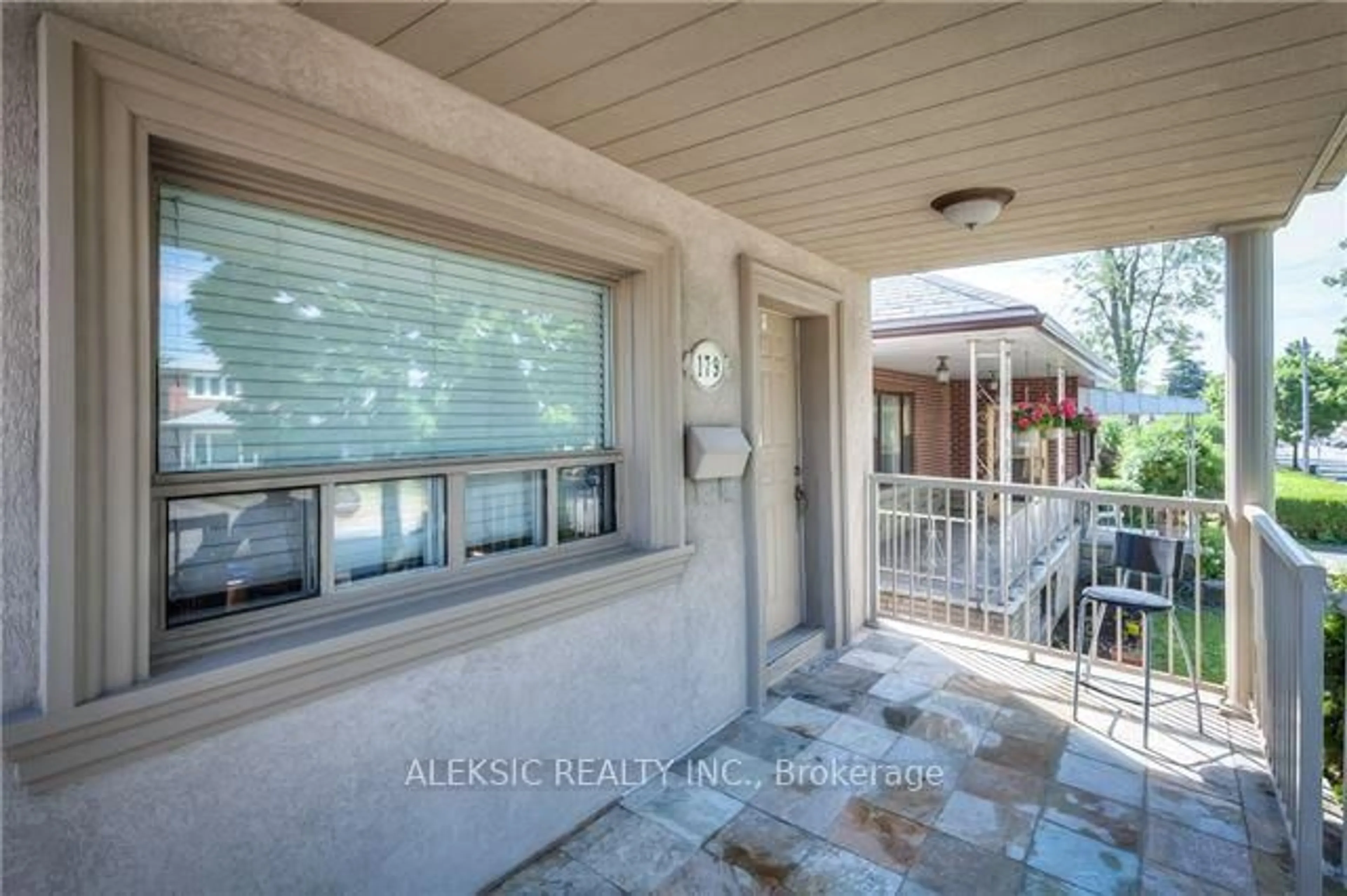 Indoor entryway for 179 Thirtieth St, Toronto Ontario M8W 3C6