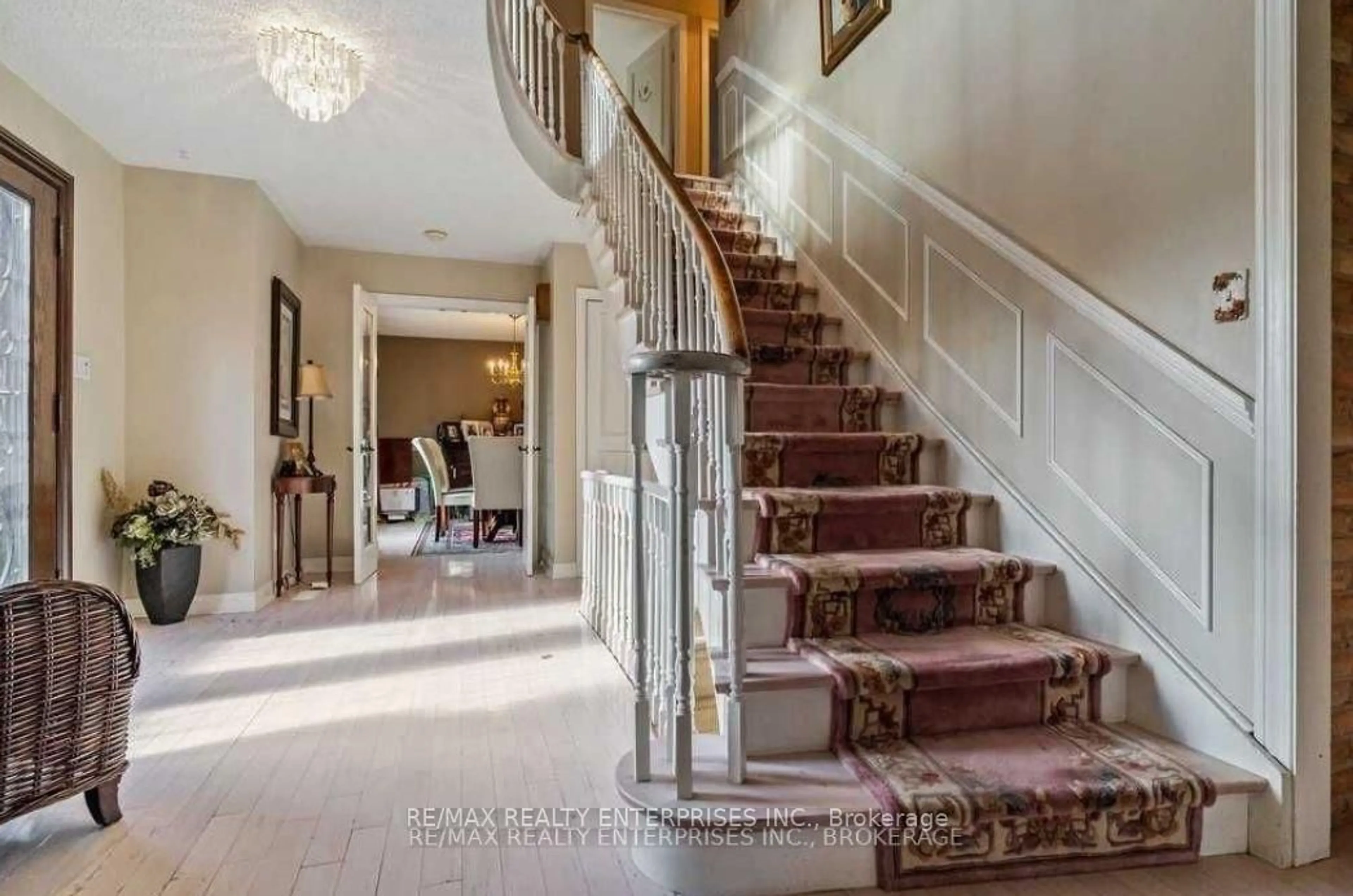 Indoor foyer for 1587 Stavebank Rd, Mississauga Ontario L5G 2V6