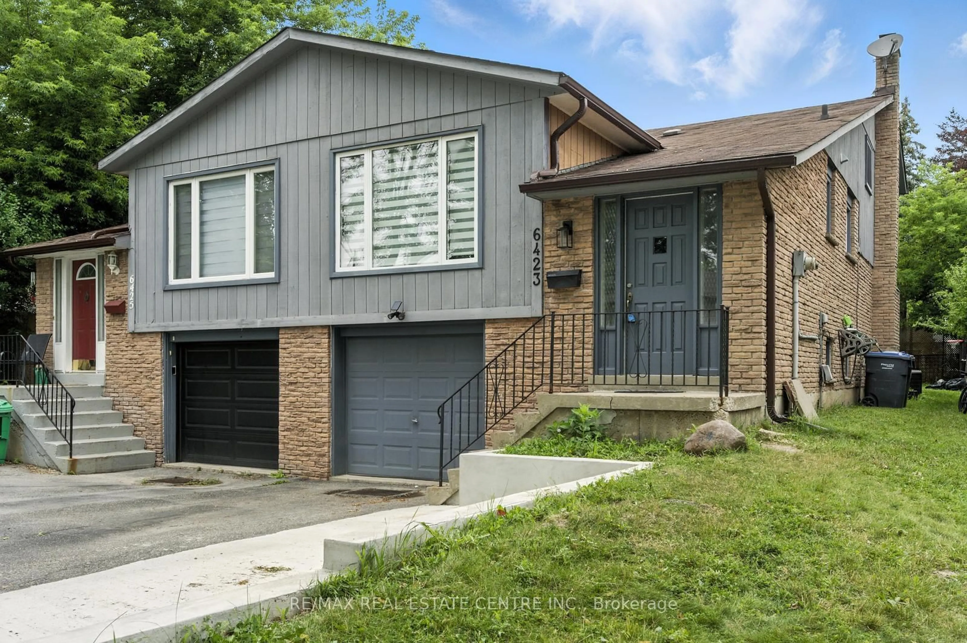 Home with vinyl exterior material, street for 6423 Chaumont Cres, Mississauga Ontario L5N 2M7