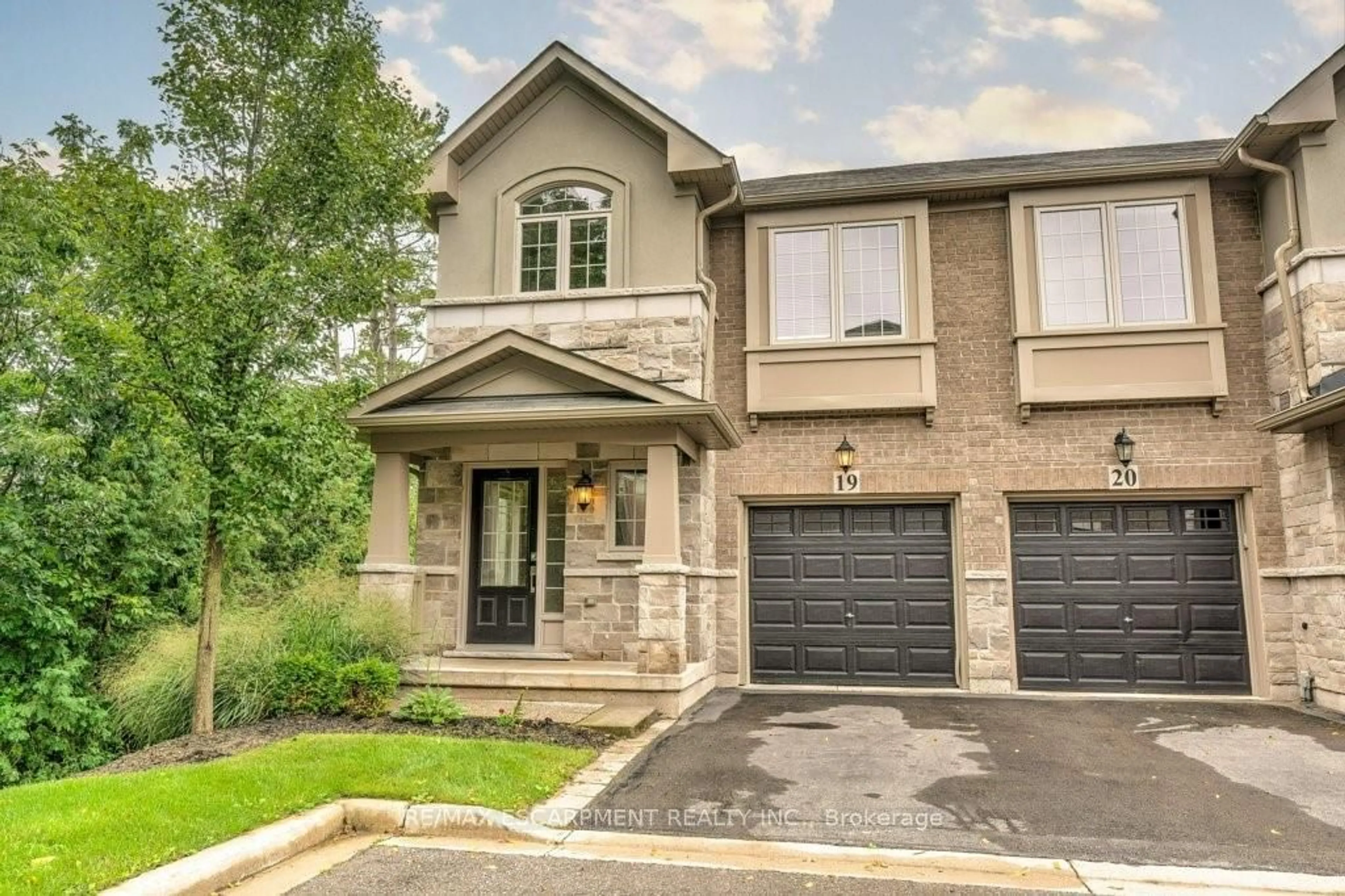 Home with brick exterior material, street for 2086 Ghent Ave #19, Burlington Ontario L7R 1Y3