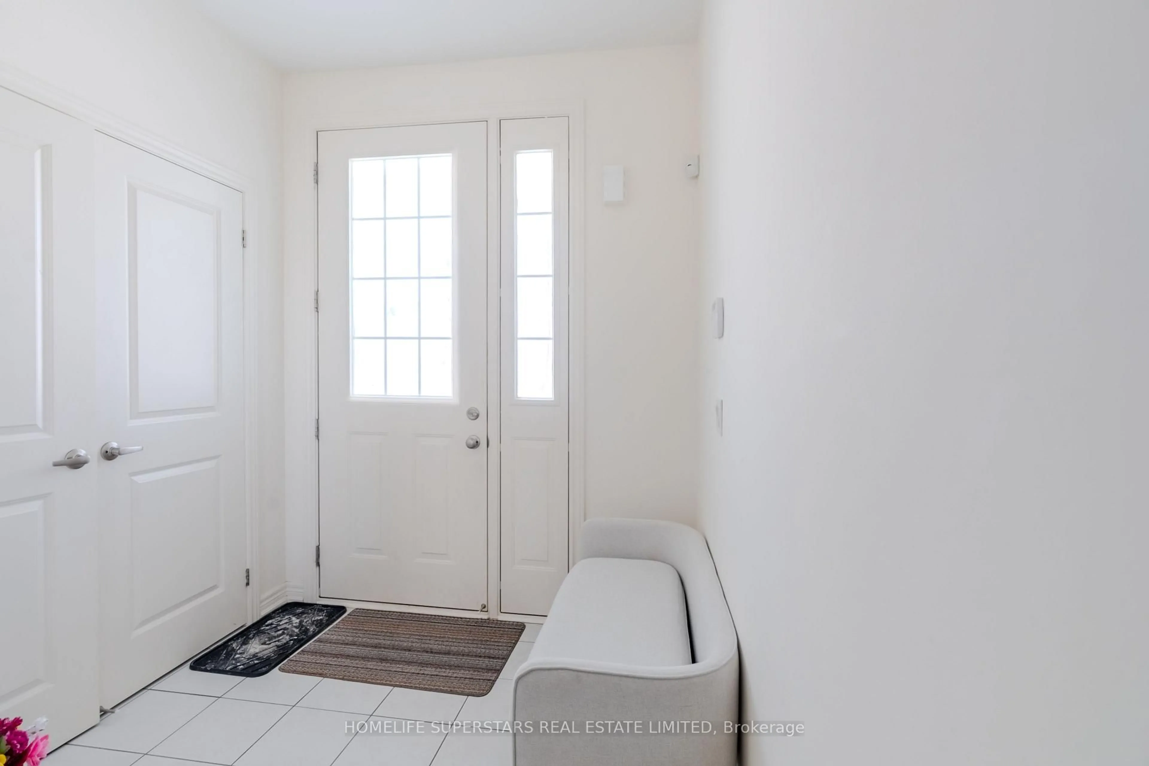 Indoor entryway for 16 Gosset Rd, Brampton Ontario L7A 0C3