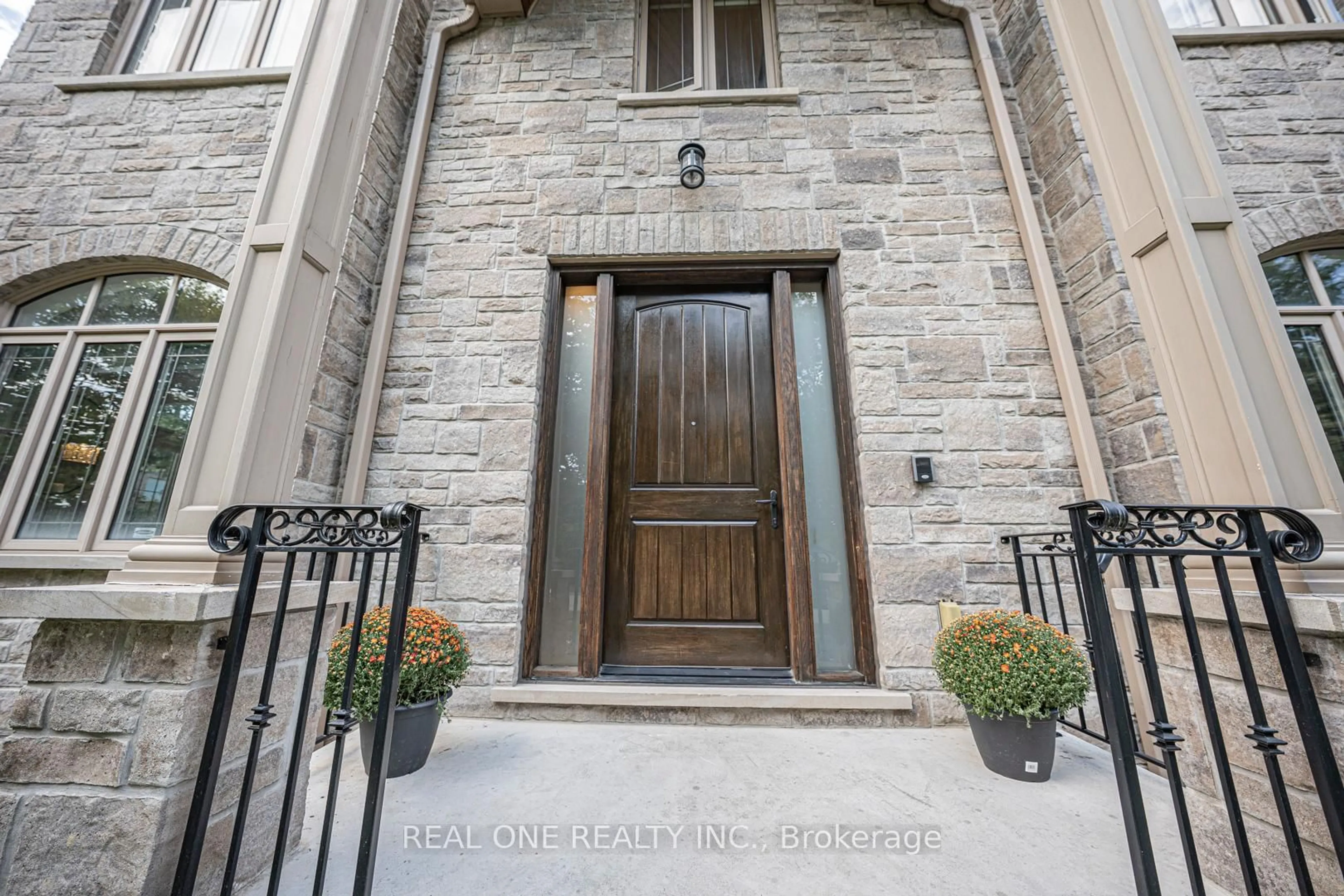 Indoor entryway for 2095 Springfield Rd, Mississauga Ontario L5K 1C1