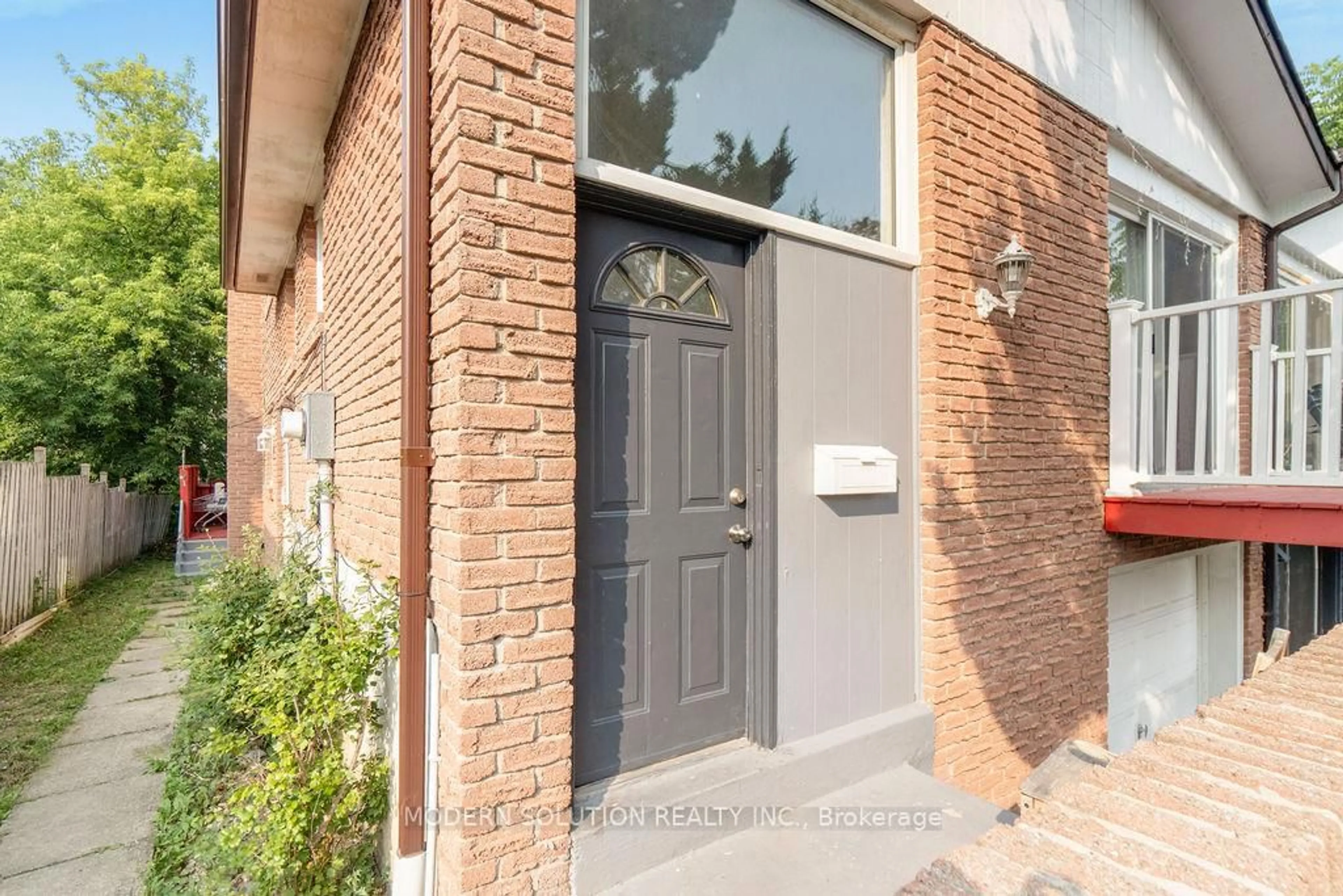 Home with brick exterior material, street for 142 Mill St, Brampton Ontario L6X 2P2