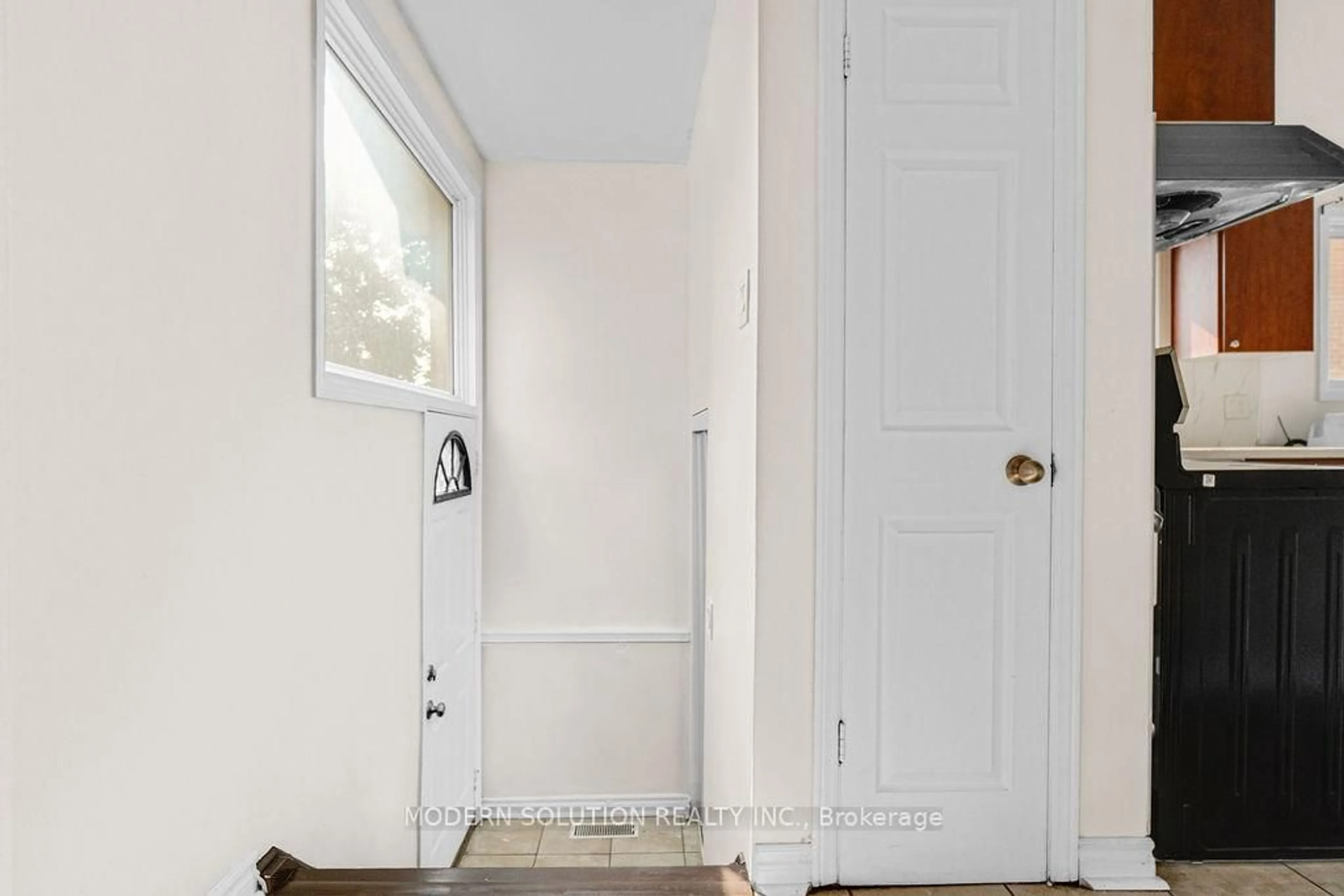 Indoor entryway for 142 Mill St, Brampton Ontario L6X 2P2