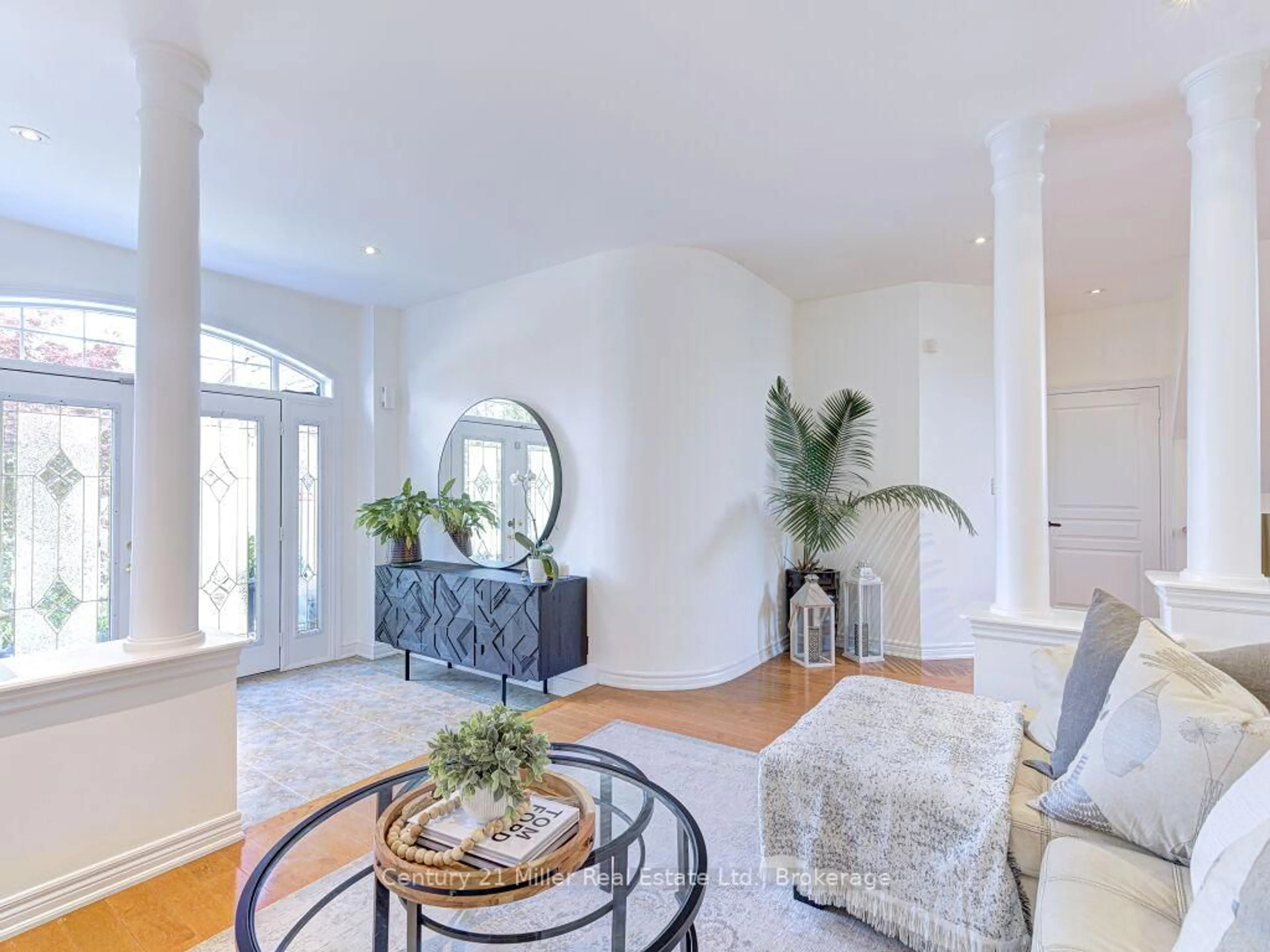 Indoor entryway for 2301 Hertfordshire Way, Oakville Ontario L6H 7M5