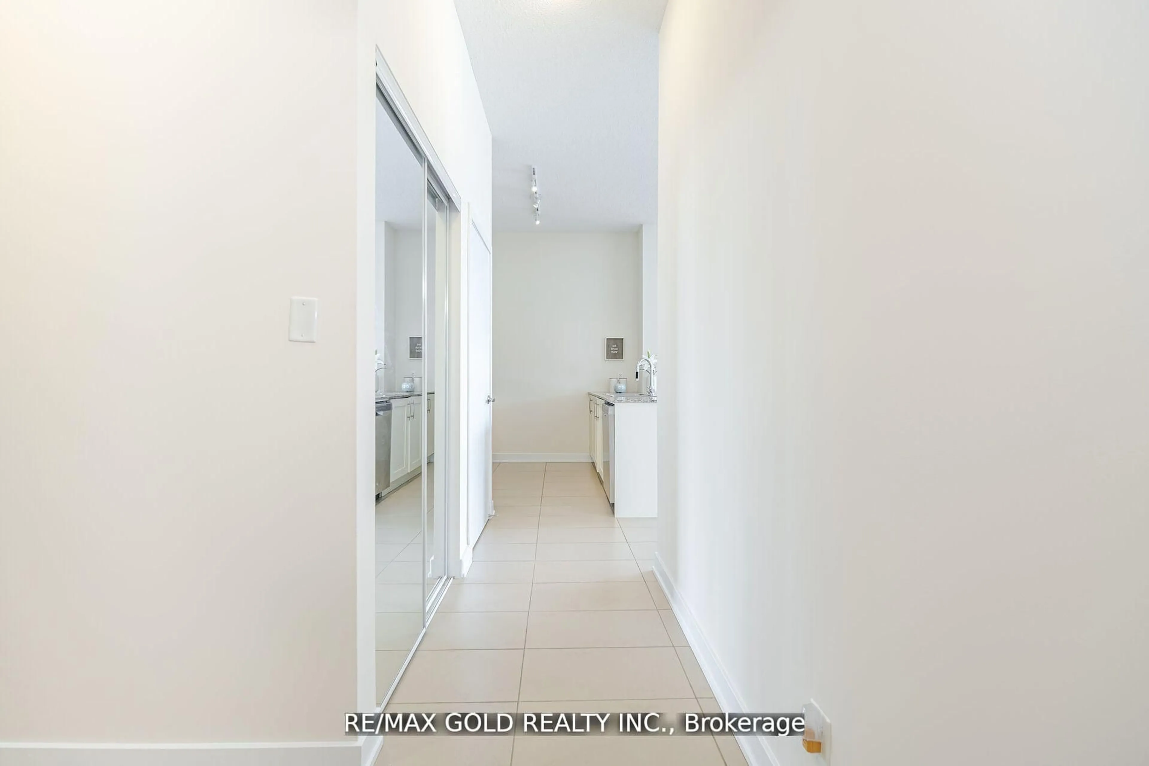 Indoor foyer for 4070 Confederation Pkwy #607, Mississauga Ontario L5B 0E9