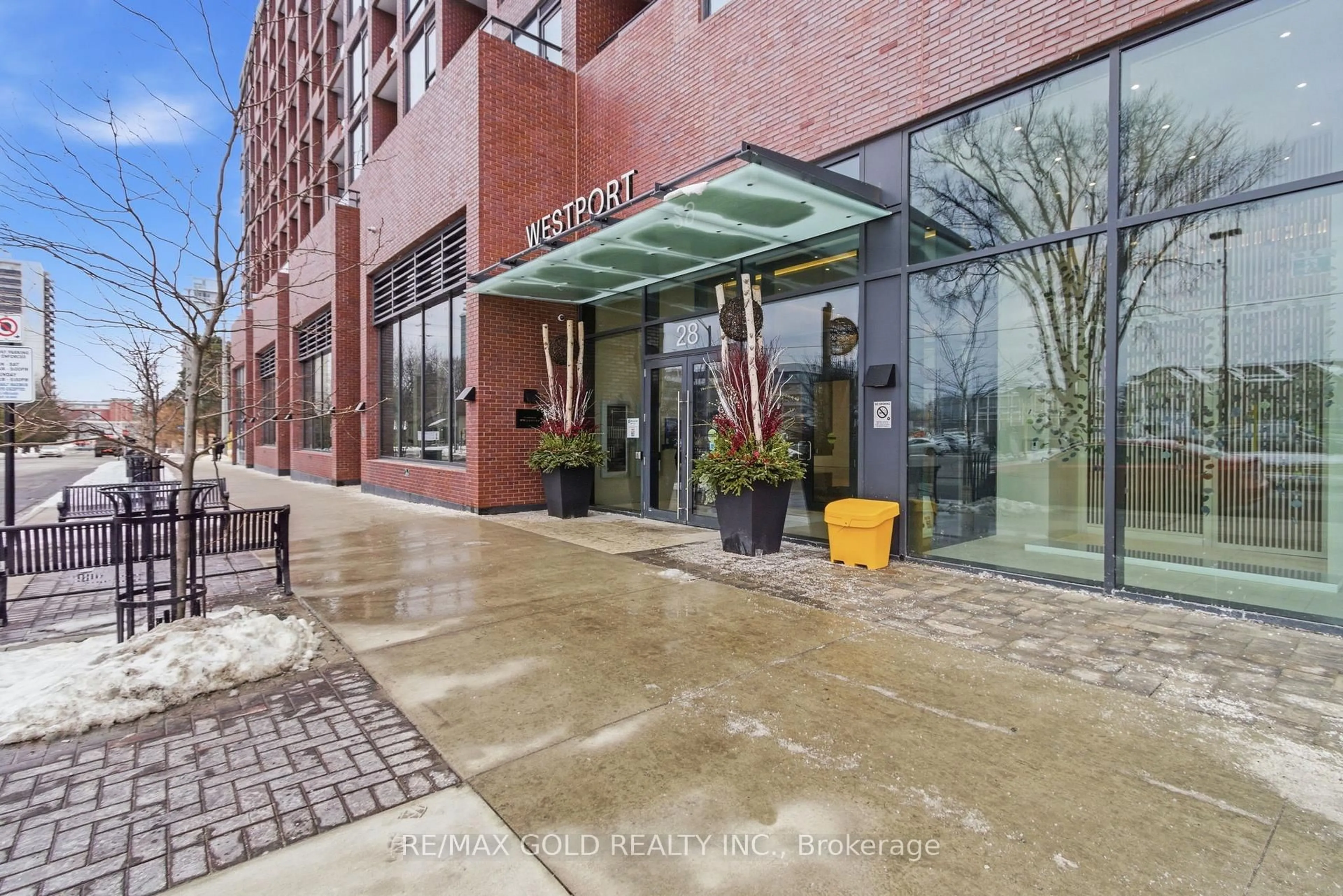 Indoor foyer for 28 Ann St #216, Mississauga Ontario L5G 0E1
