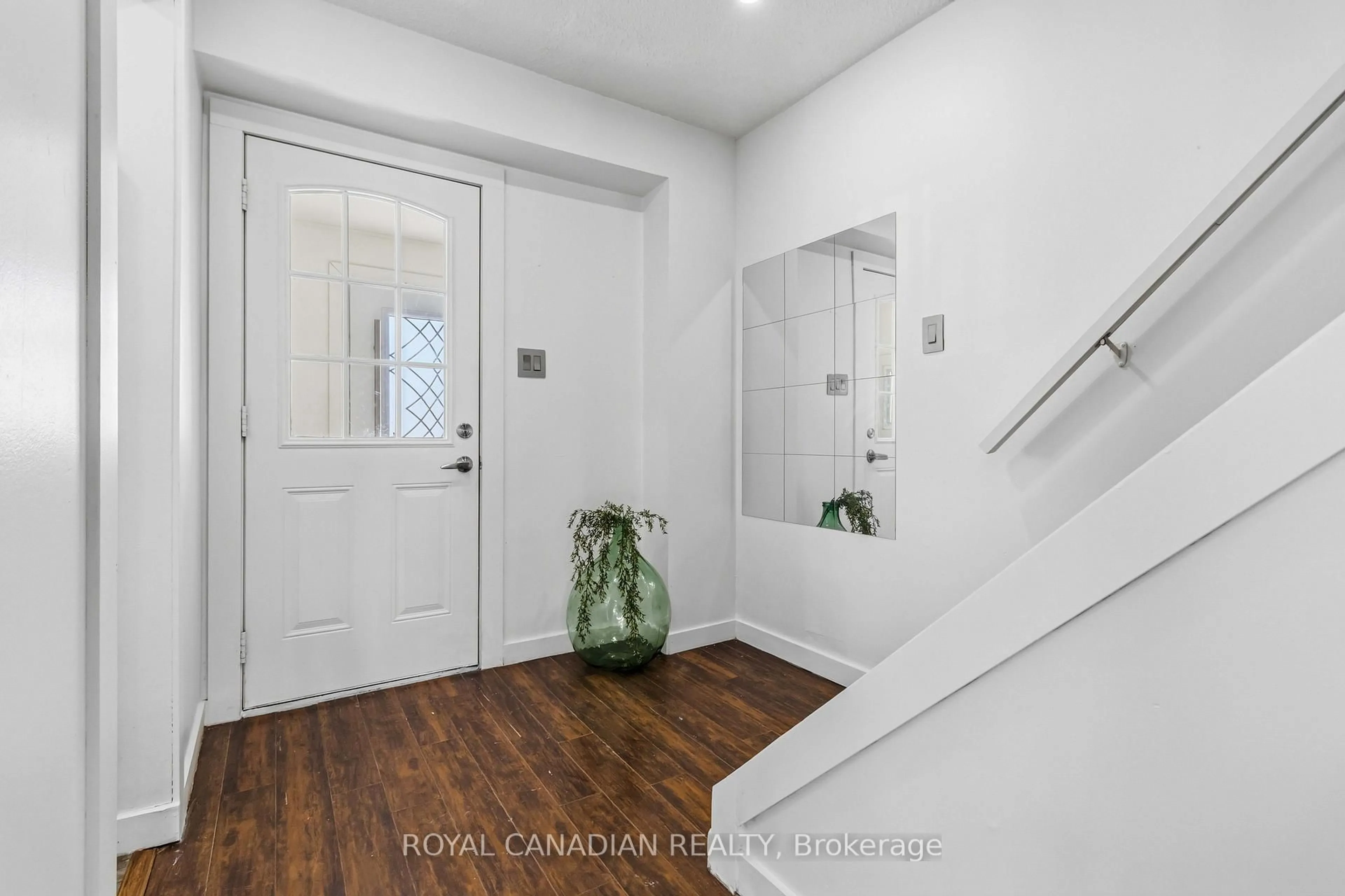 Indoor entryway for 9 Horatio Crt, Brampton Ontario L6S 1X8